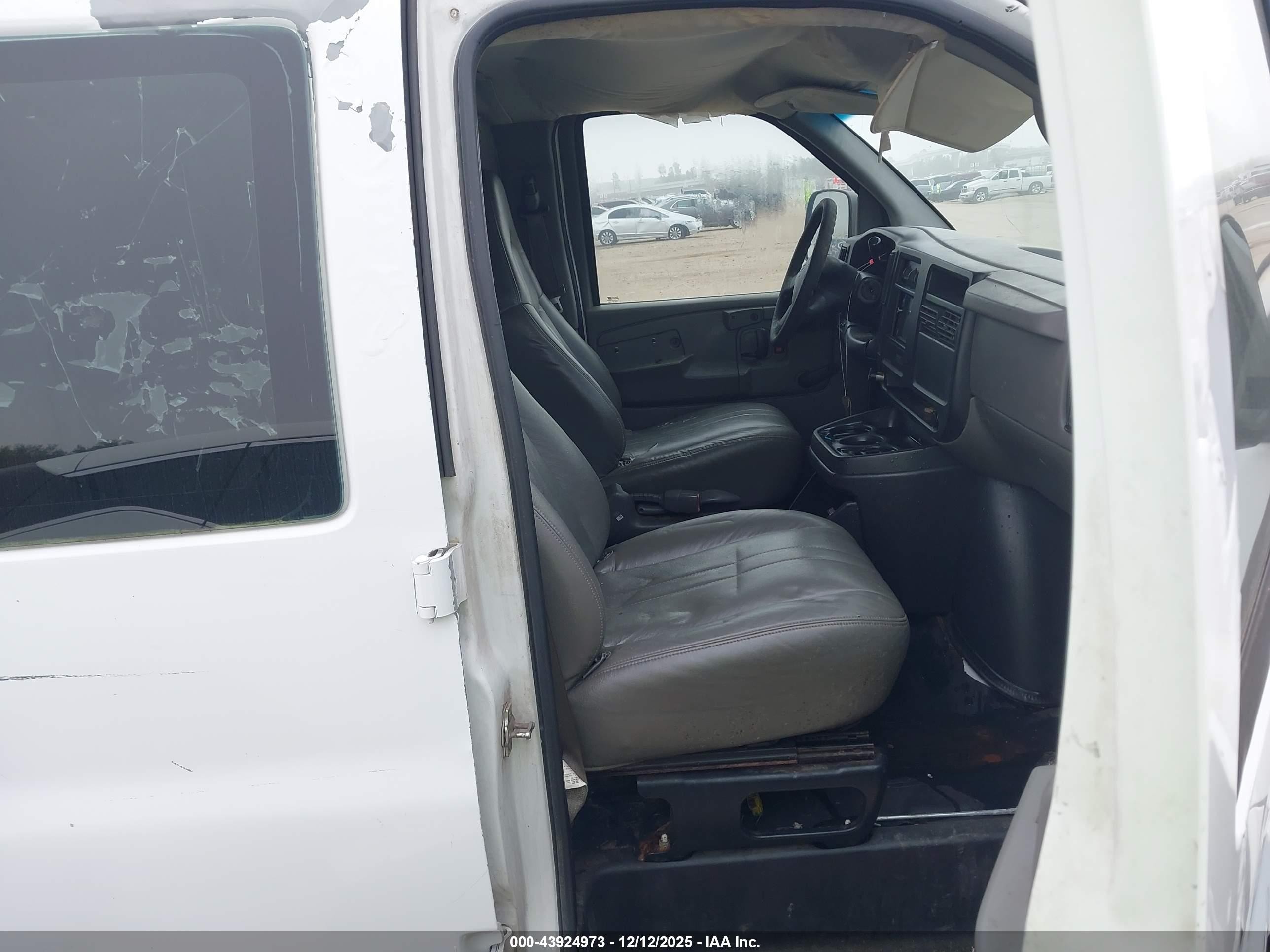 2006 Chevrolet Express Work Van Белый vin: 1GCFG15X861218790