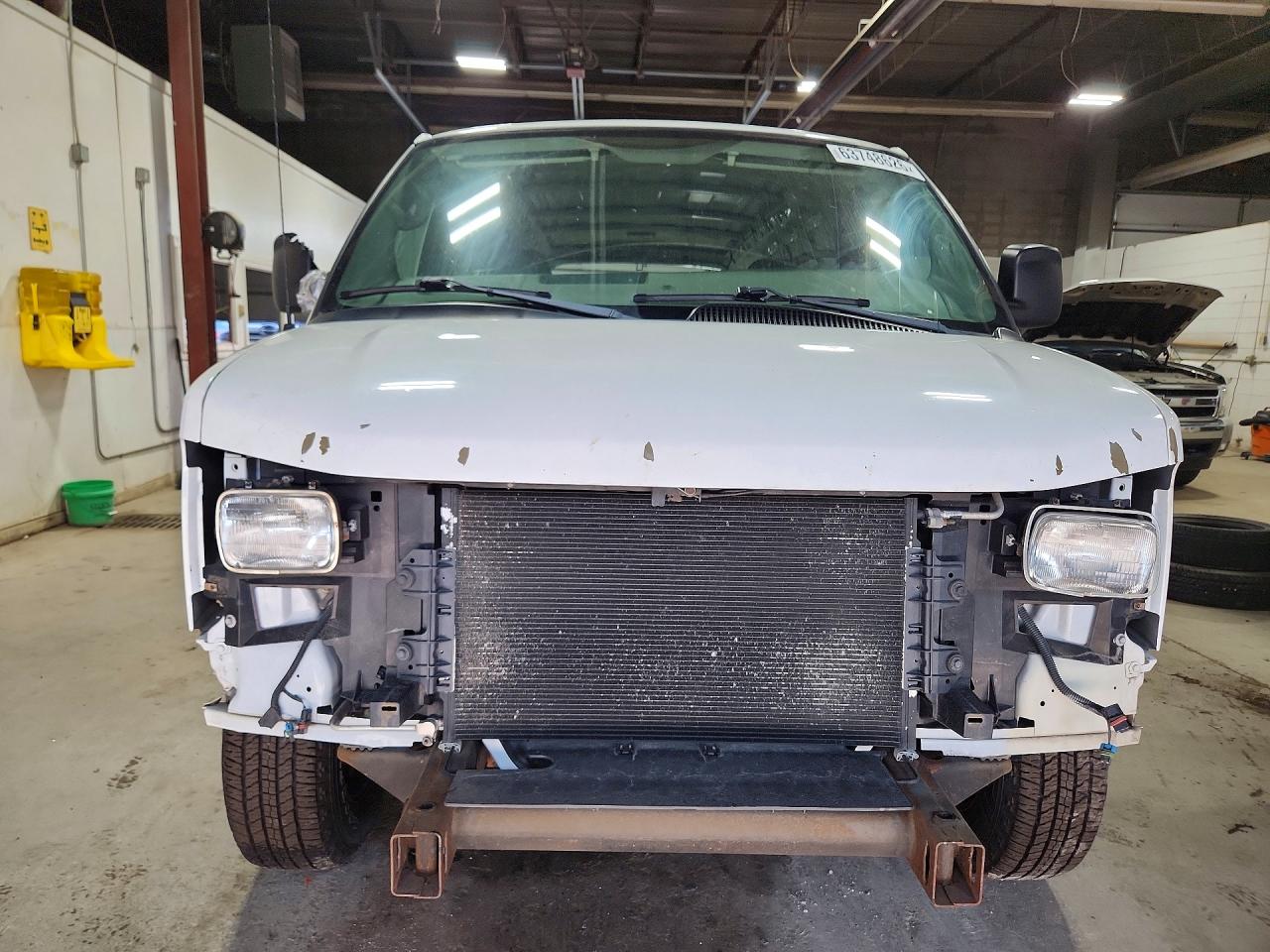 2009 Chevrolet Express G1500 White vin: 1GCFG15X891146154