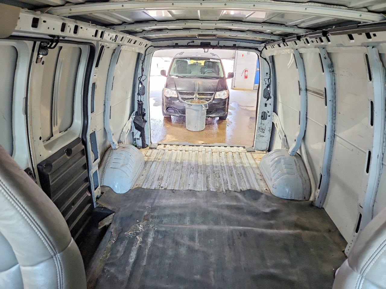 2009 Chevrolet Express G1500 White vin: 1GCFG15X891146154
