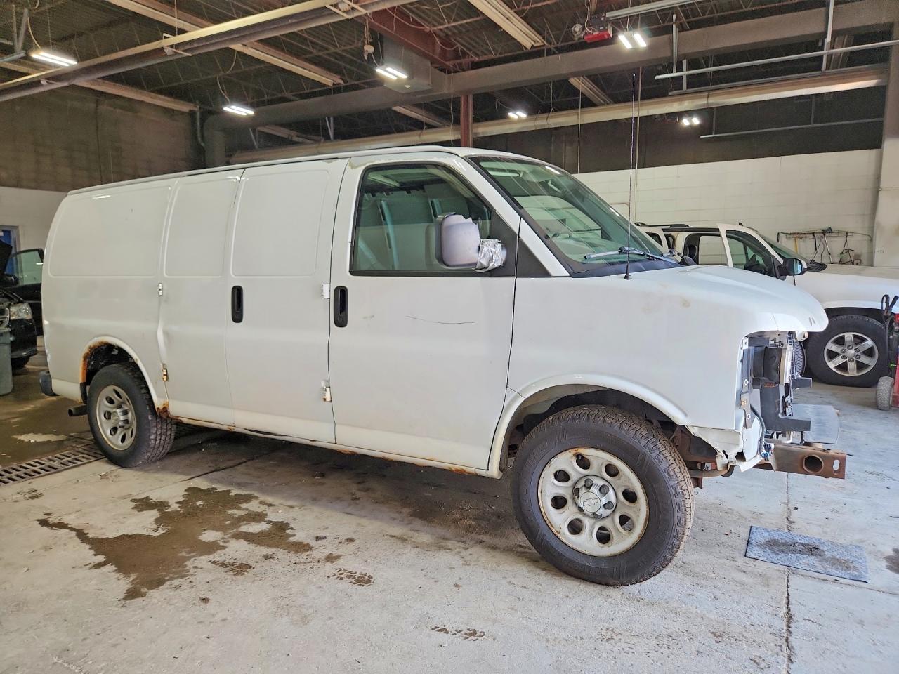 2009 Chevrolet Express G1500 White vin: 1GCFG15X891146154