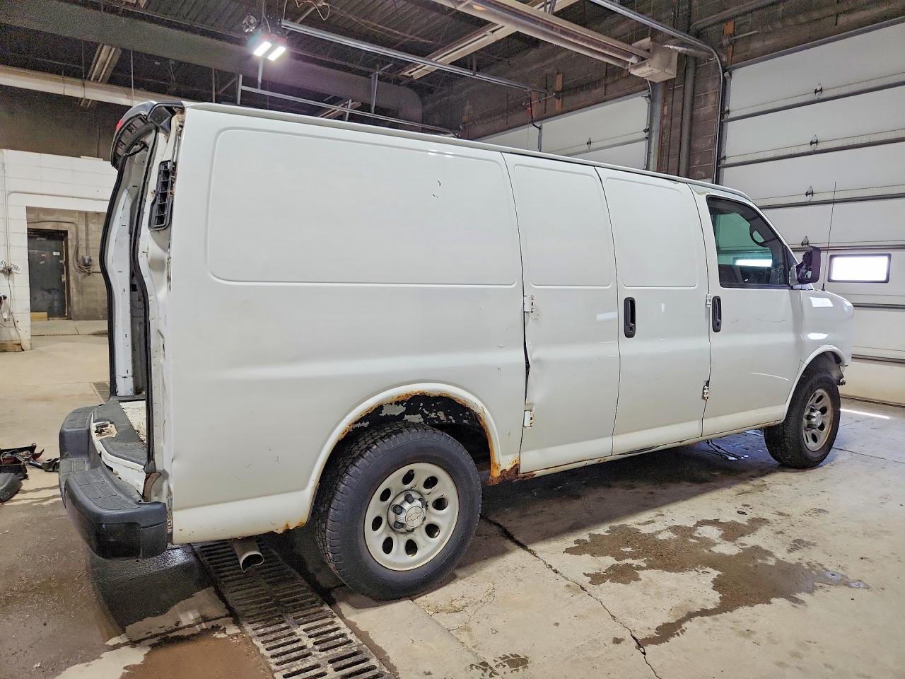 2009 Chevrolet Express G1500 White vin: 1GCFG15X891146154