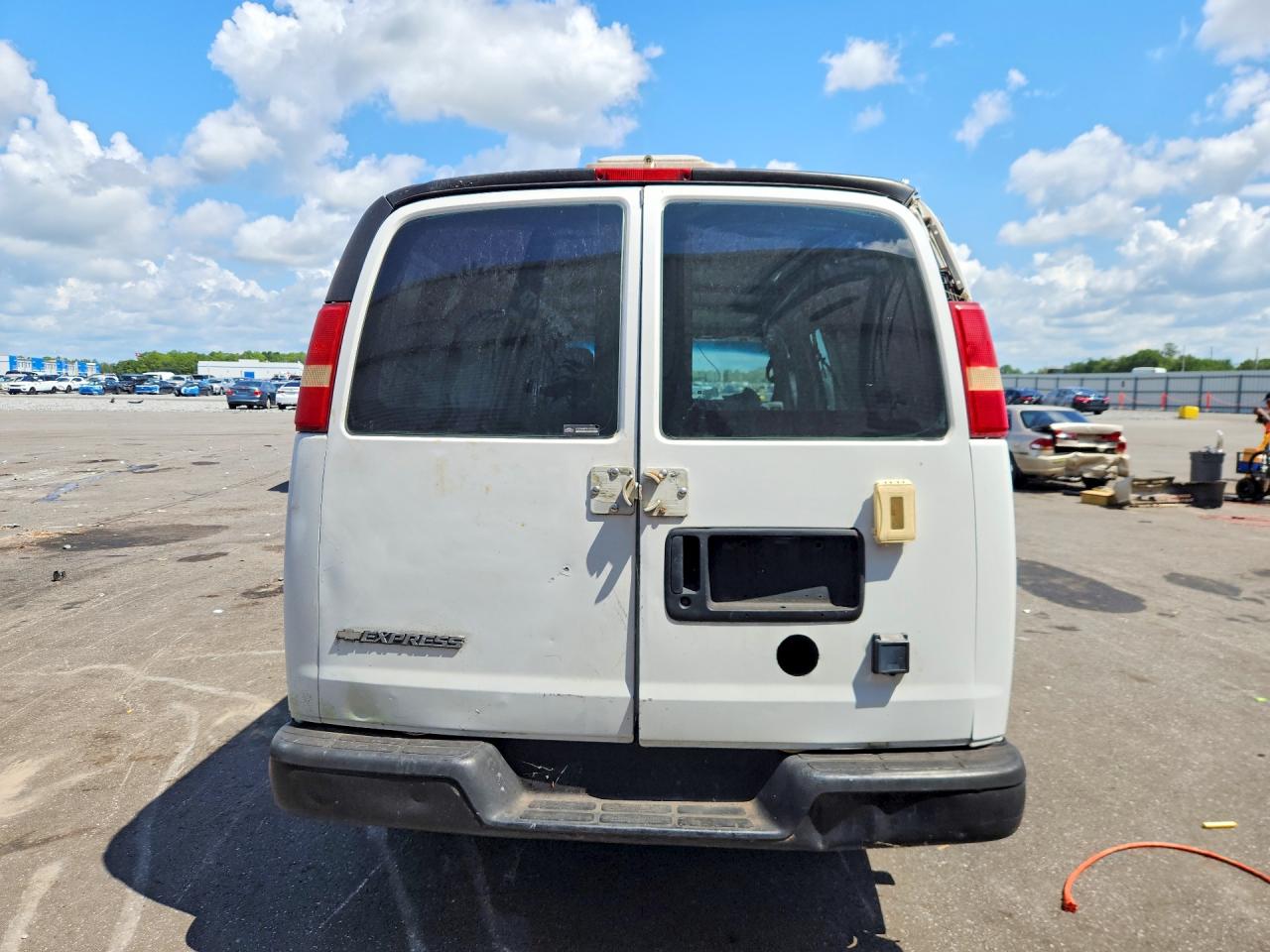 2007 Chevrolet Express G1500 Белый vin: 1GCFG15X971102998