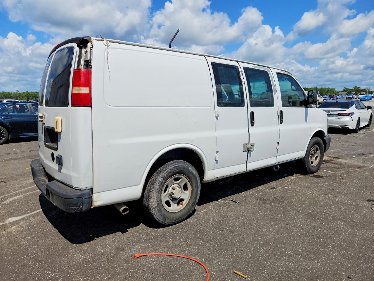 2007 Chevrolet Express G1500 Белый vin: 1GCFG15X971102998