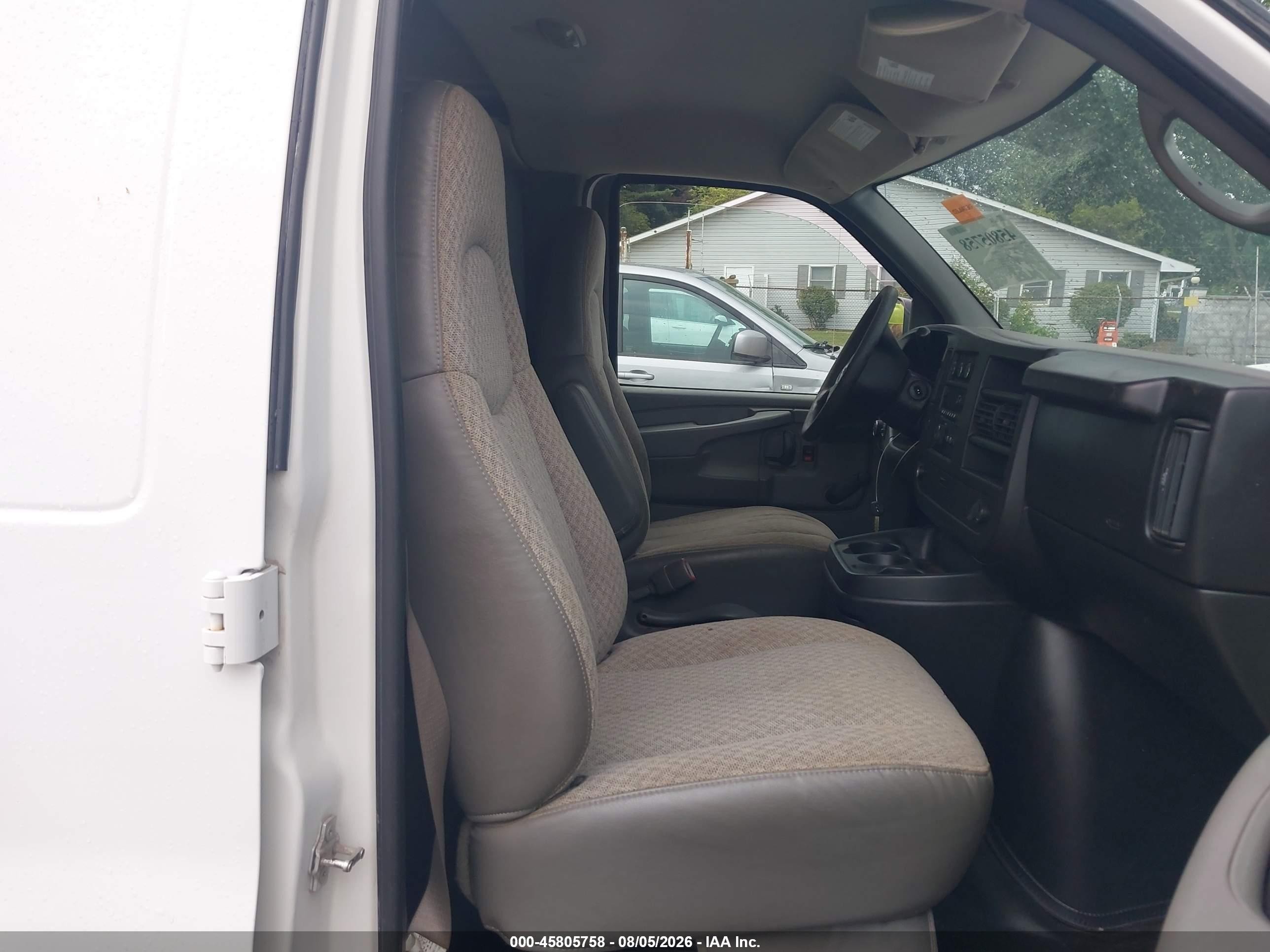 2009 Chevrolet Express Work Van Белый vin: 1GCFG15X991149497