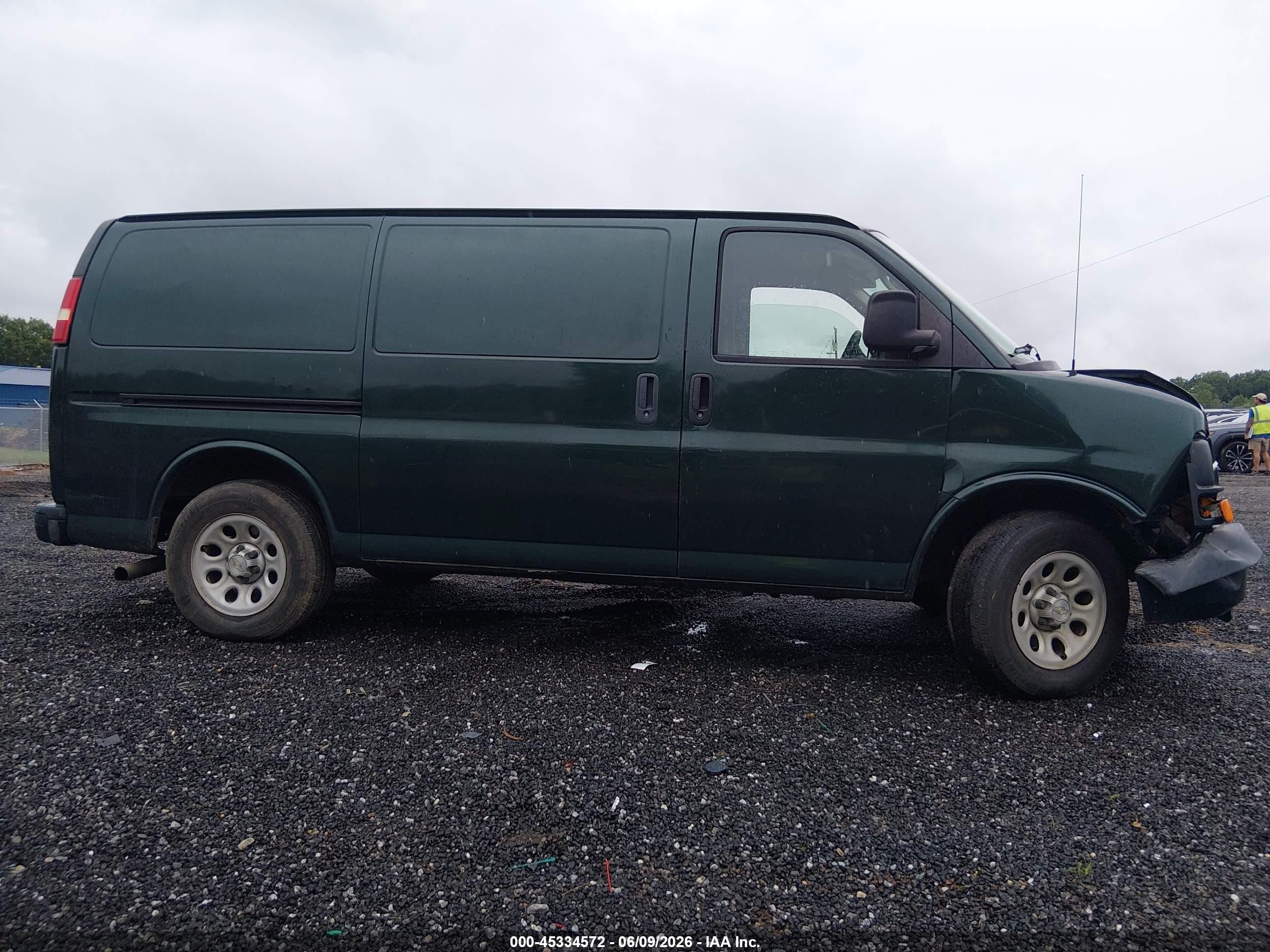 2009 Chevrolet Express 1500 Work Van Зеленый vin: 1GCFG15X991153713