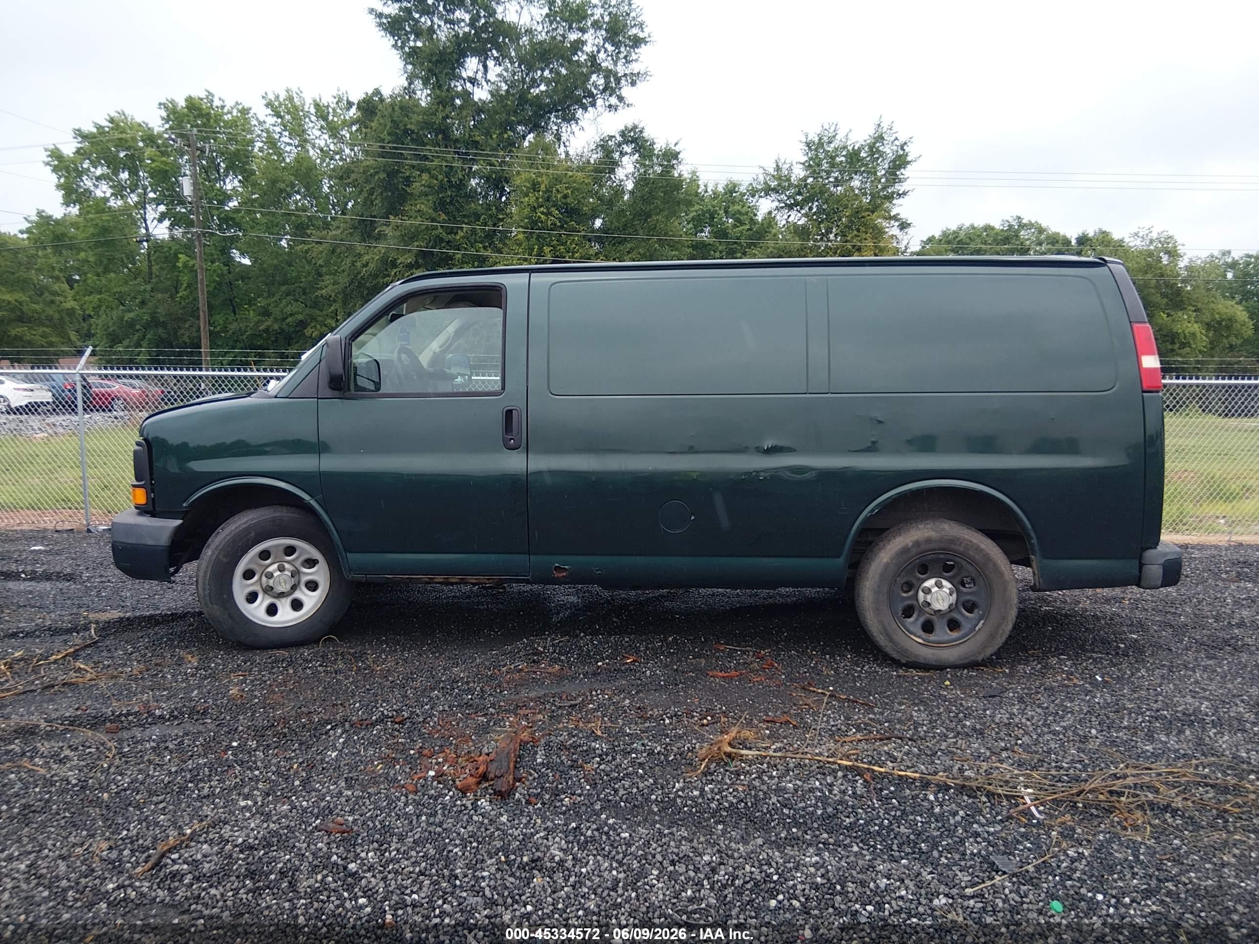 2009 Chevrolet Express 1500 Work Van Зеленый vin: 1GCFG15X991153713
