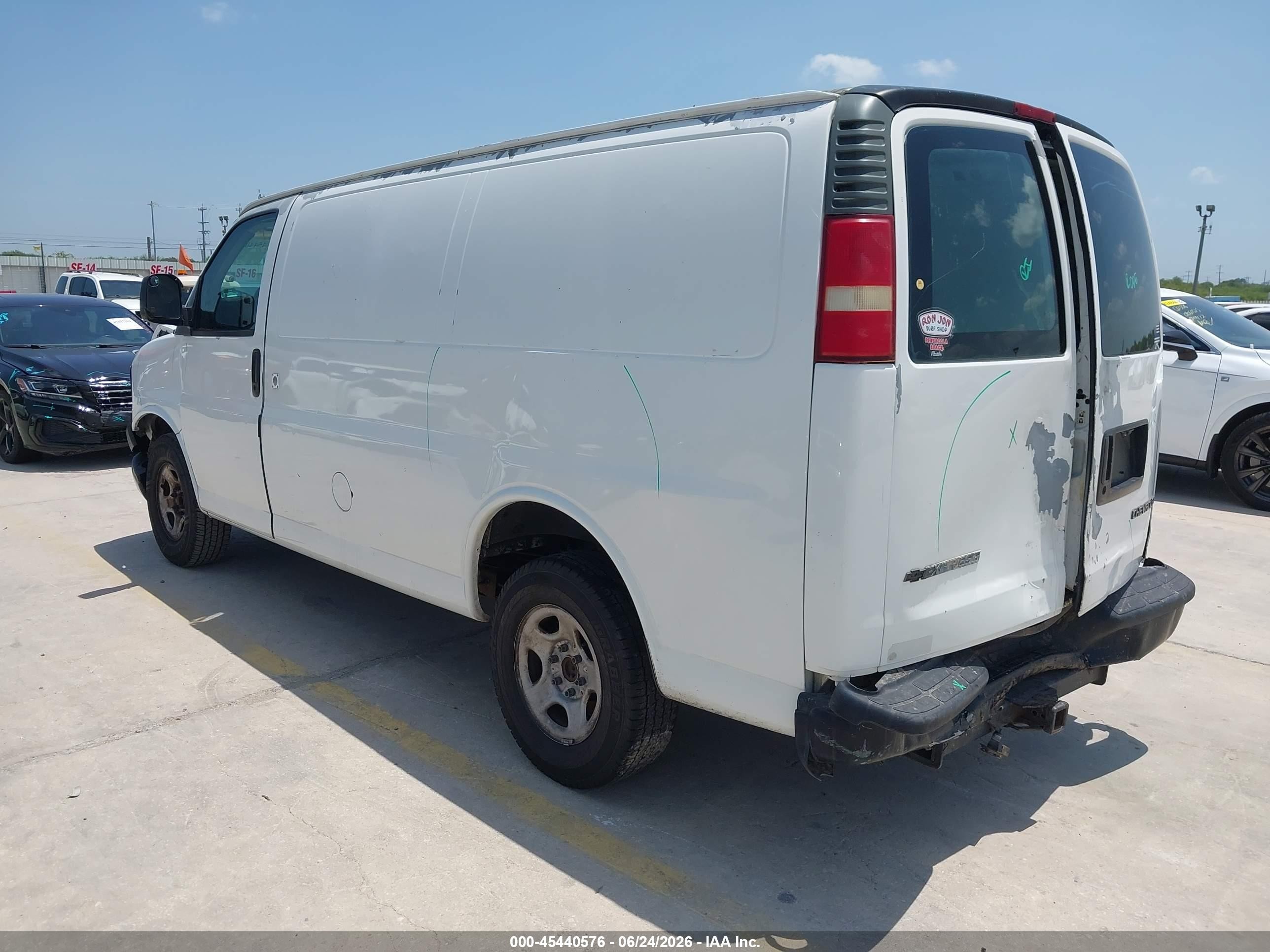 2004 Chevrolet Express   White vin: 1GCFG15XX41168102