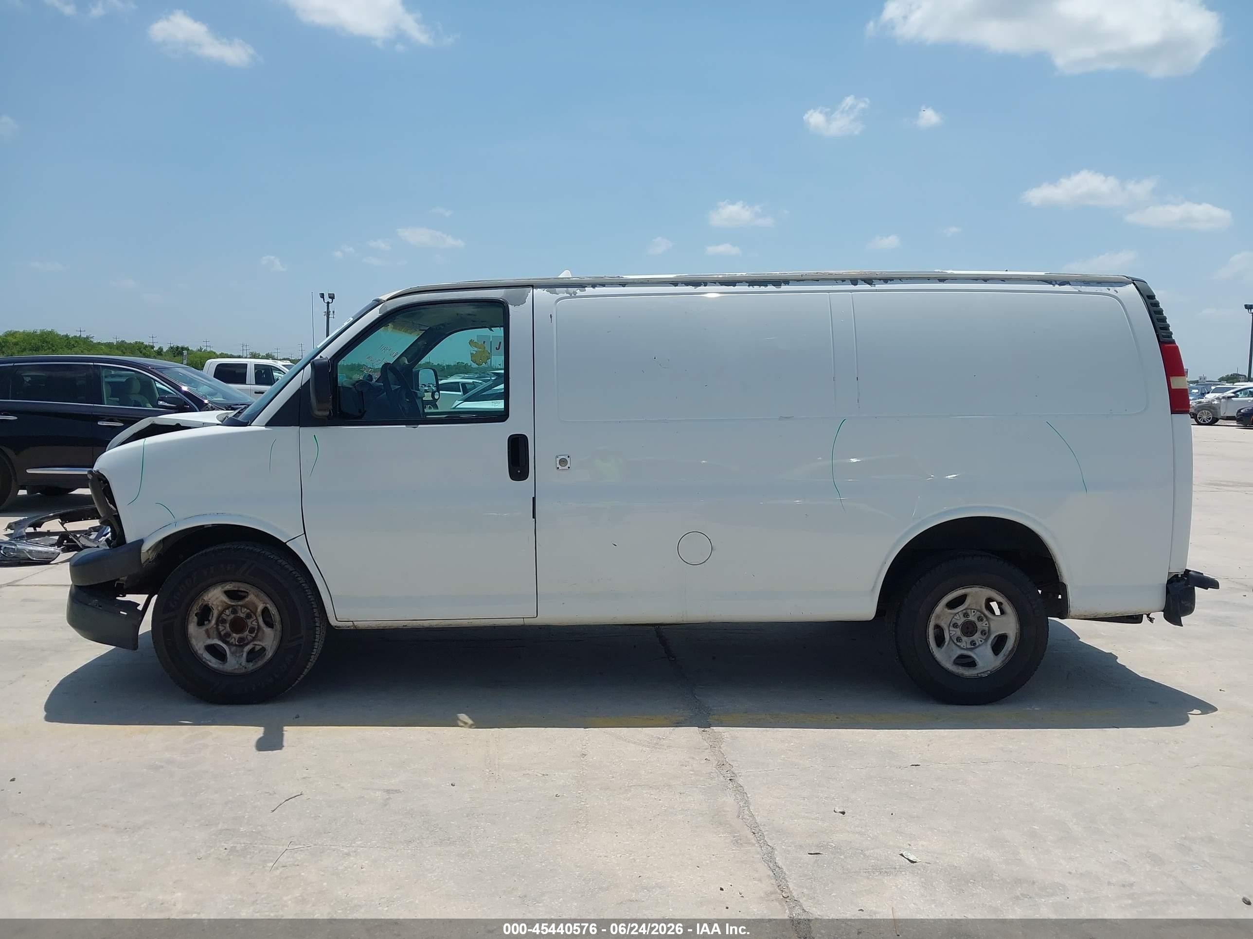 2004 Chevrolet Express   White vin: 1GCFG15XX41168102
