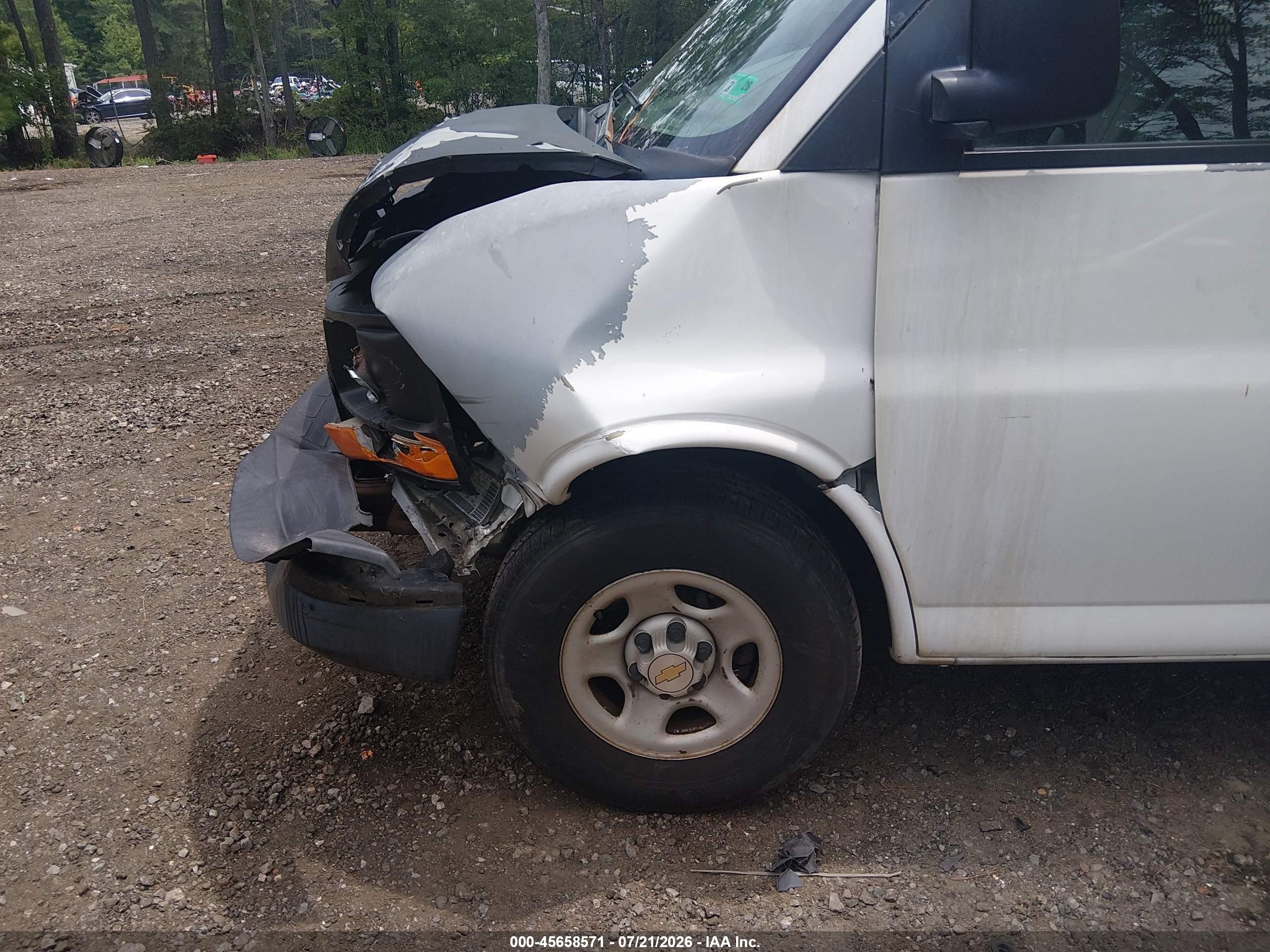 2004 Chevrolet Express   White vin: 1GCFG15XX41176734