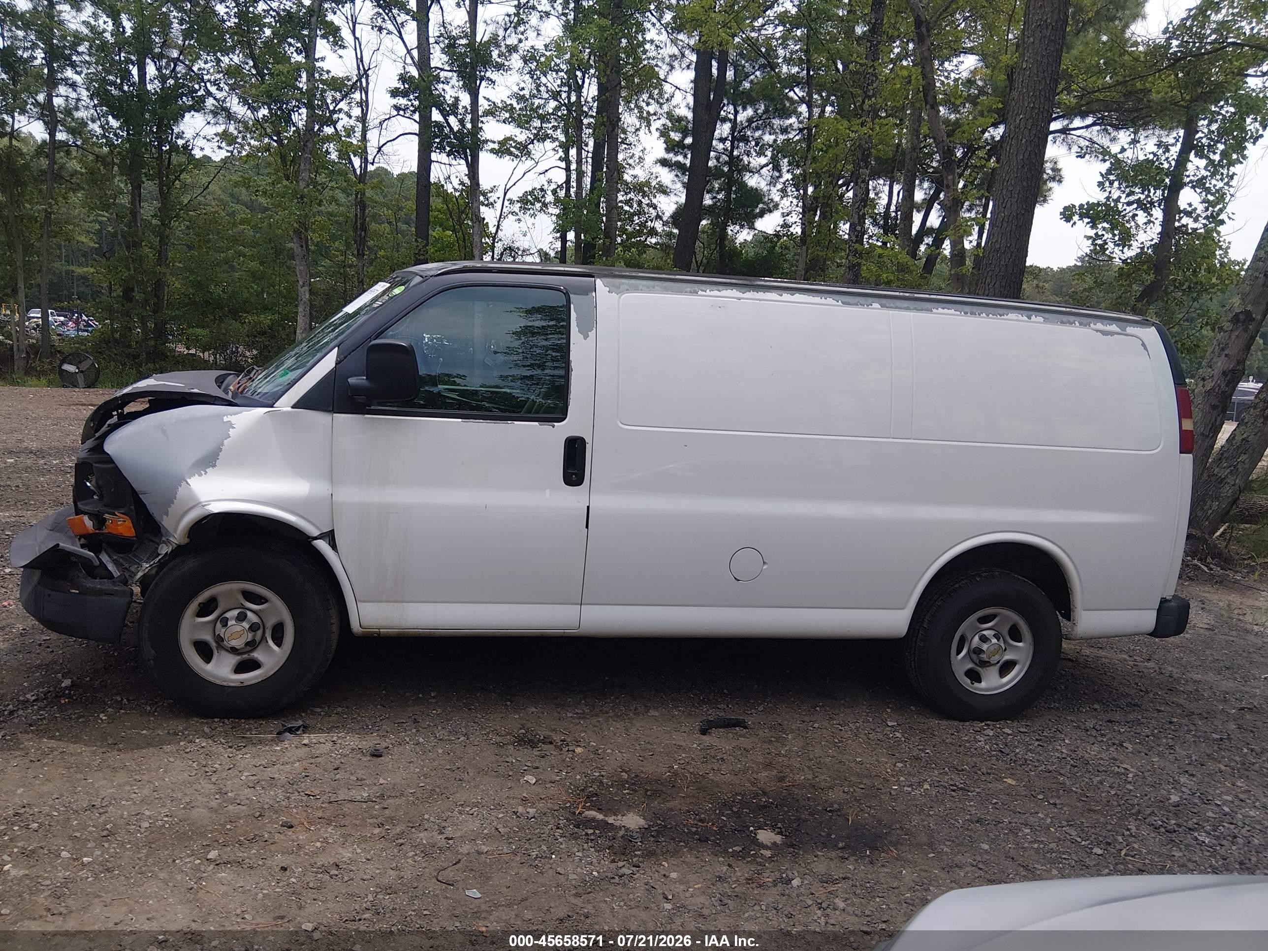 2004 Chevrolet Express   White vin: 1GCFG15XX41176734