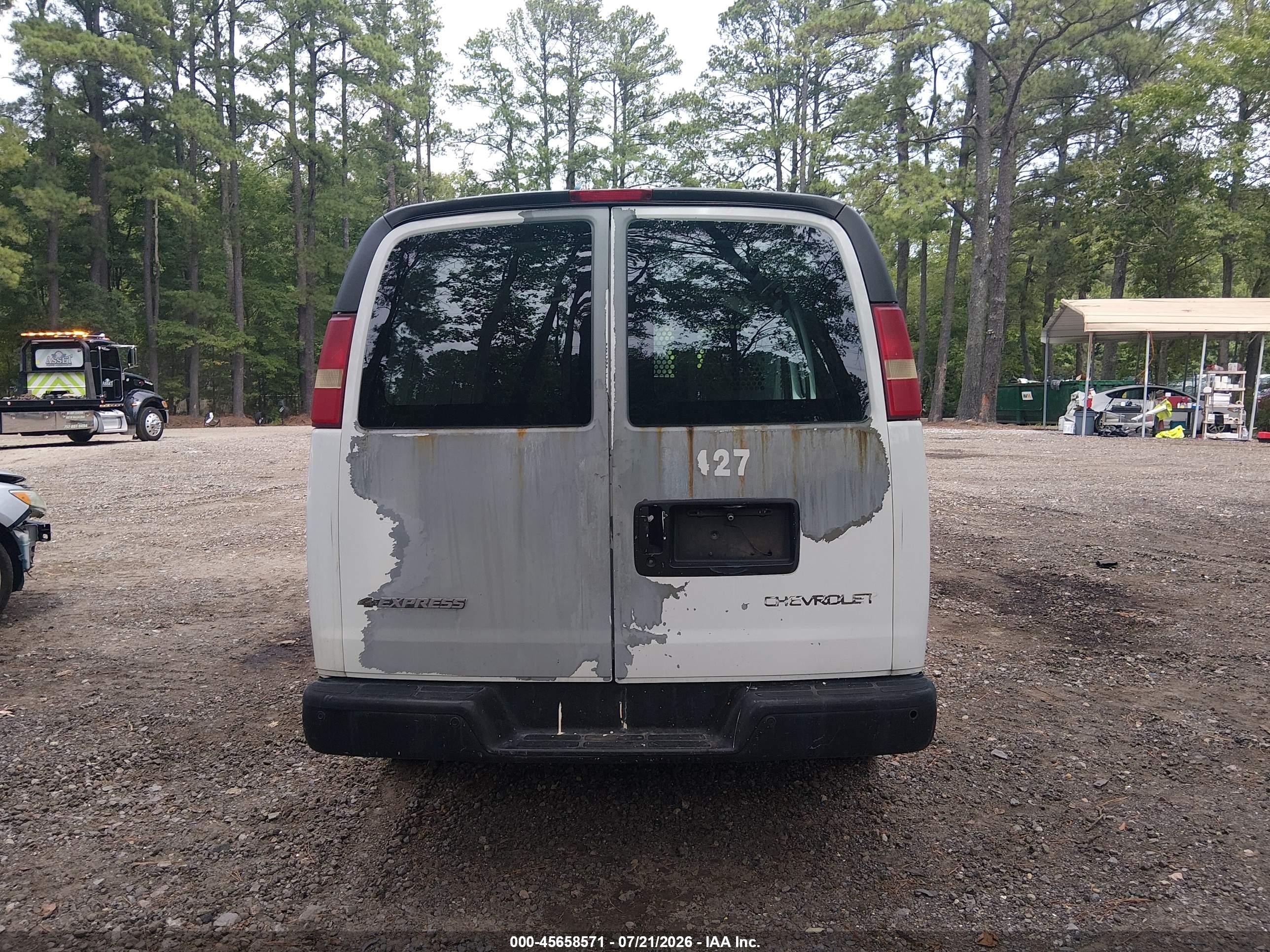 2004 Chevrolet Express   White vin: 1GCFG15XX41176734