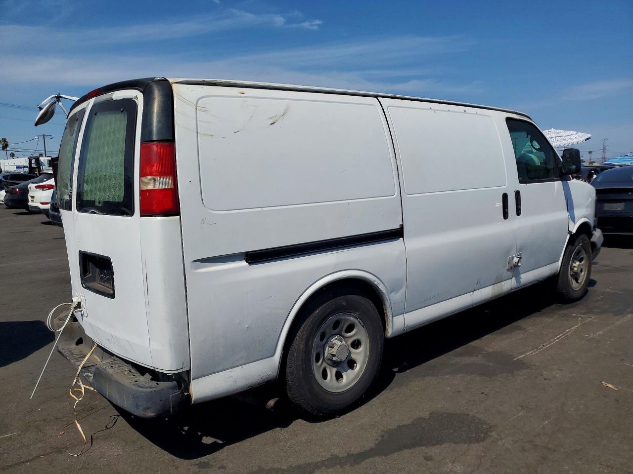 2009 Chevrolet Express G1500 White vin: 1GCFG15XX91135530