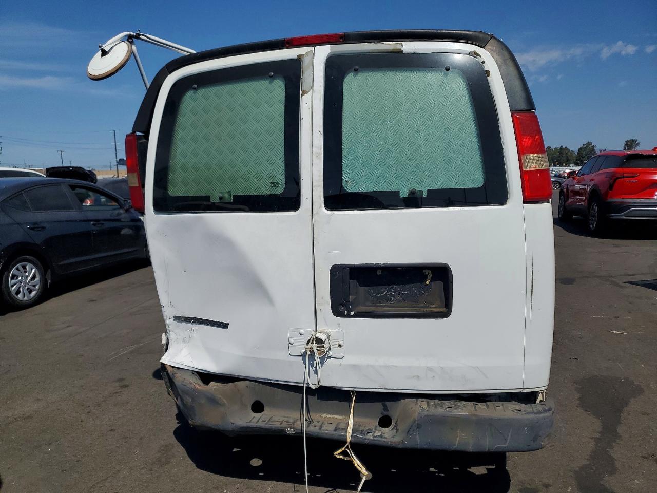 2009 Chevrolet Express G1500 White vin: 1GCFG15XX91135530