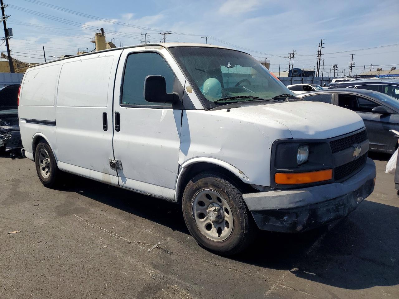 2009 Chevrolet Express G1500 White vin: 1GCFG15XX91135530