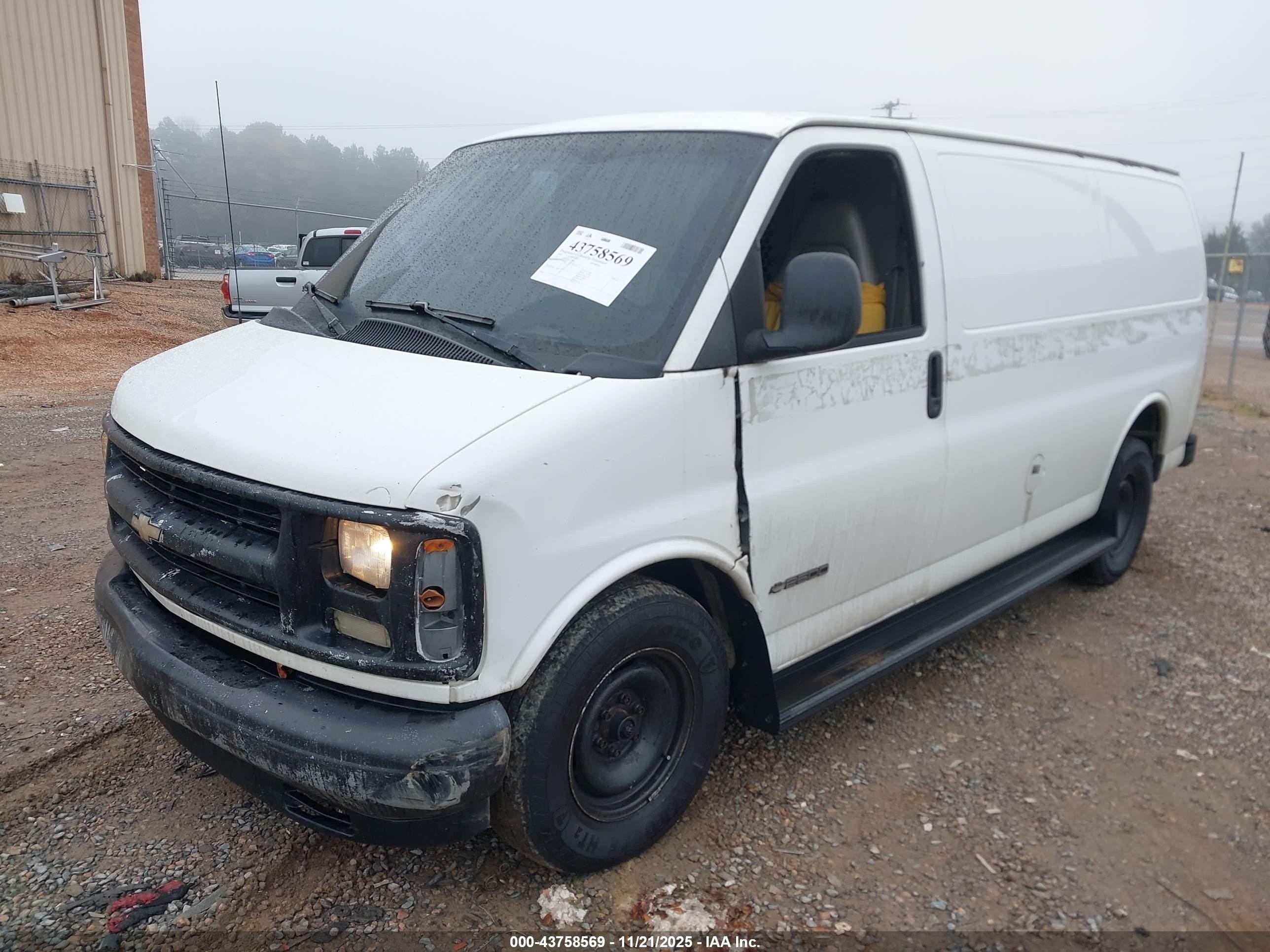2000 Chevrolet Express   White vin: 1GCFG25M0Y1230818