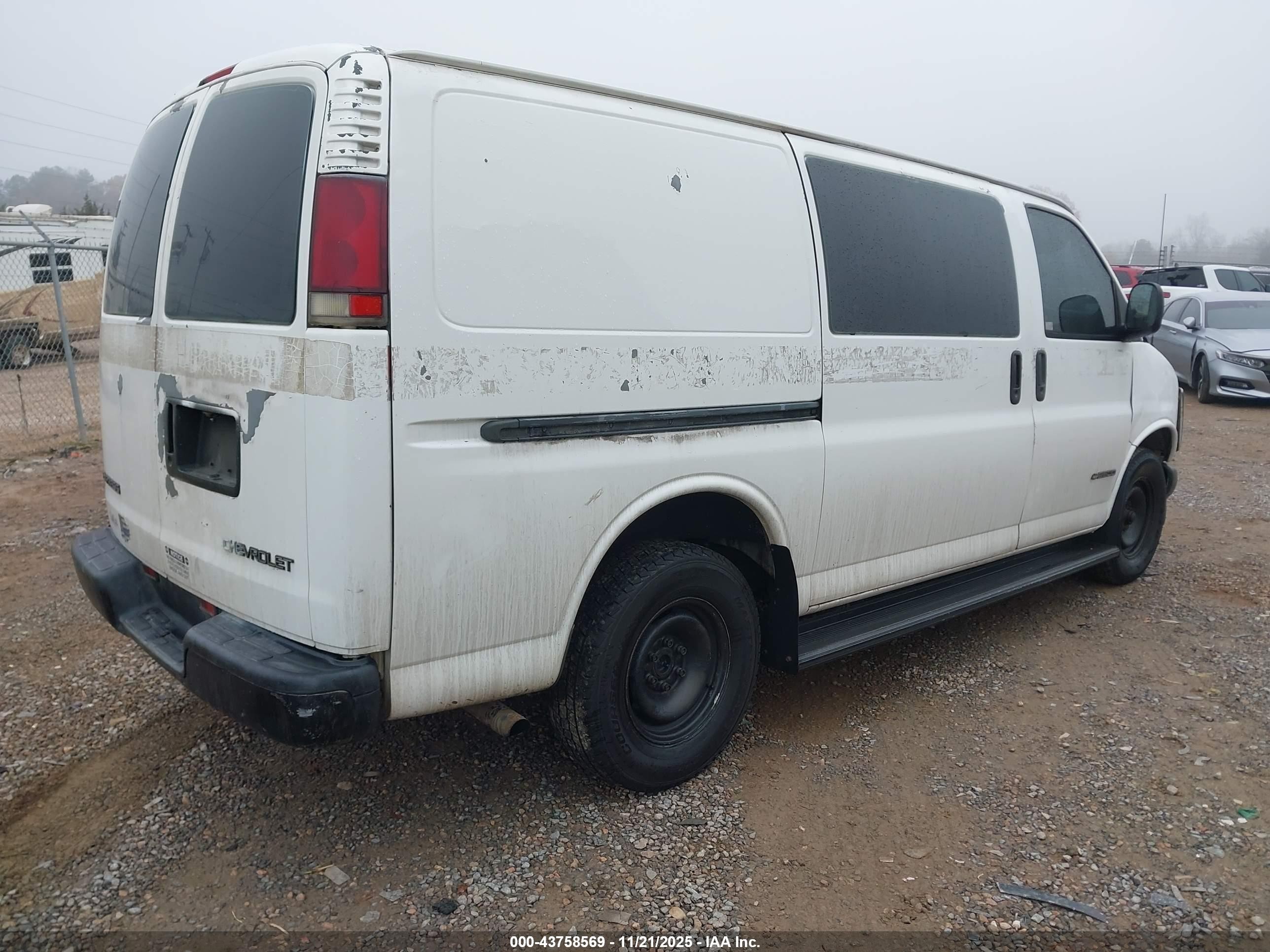 2000 Chevrolet Express   White vin: 1GCFG25M0Y1230818