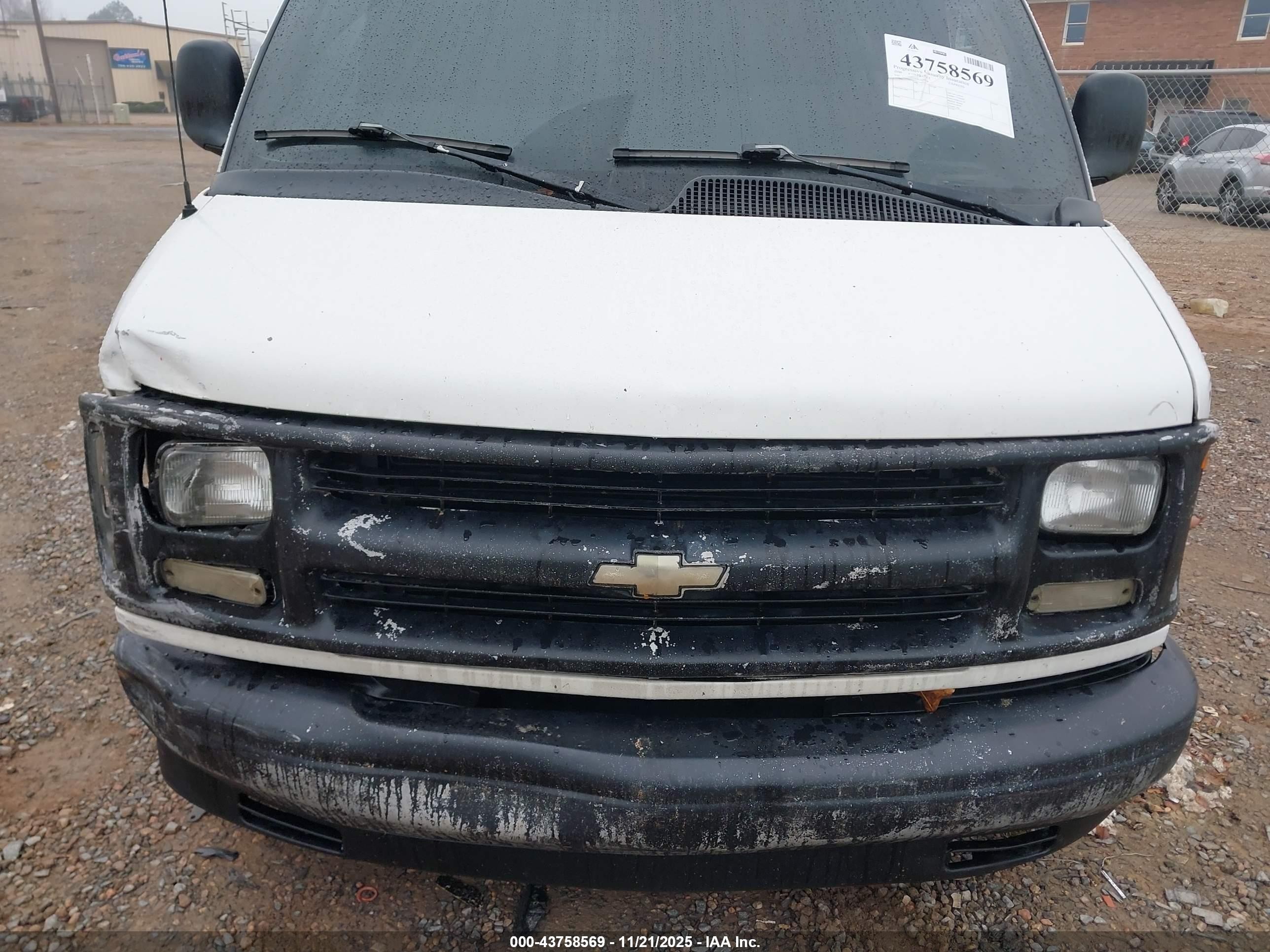 2000 Chevrolet Express   White vin: 1GCFG25M0Y1230818