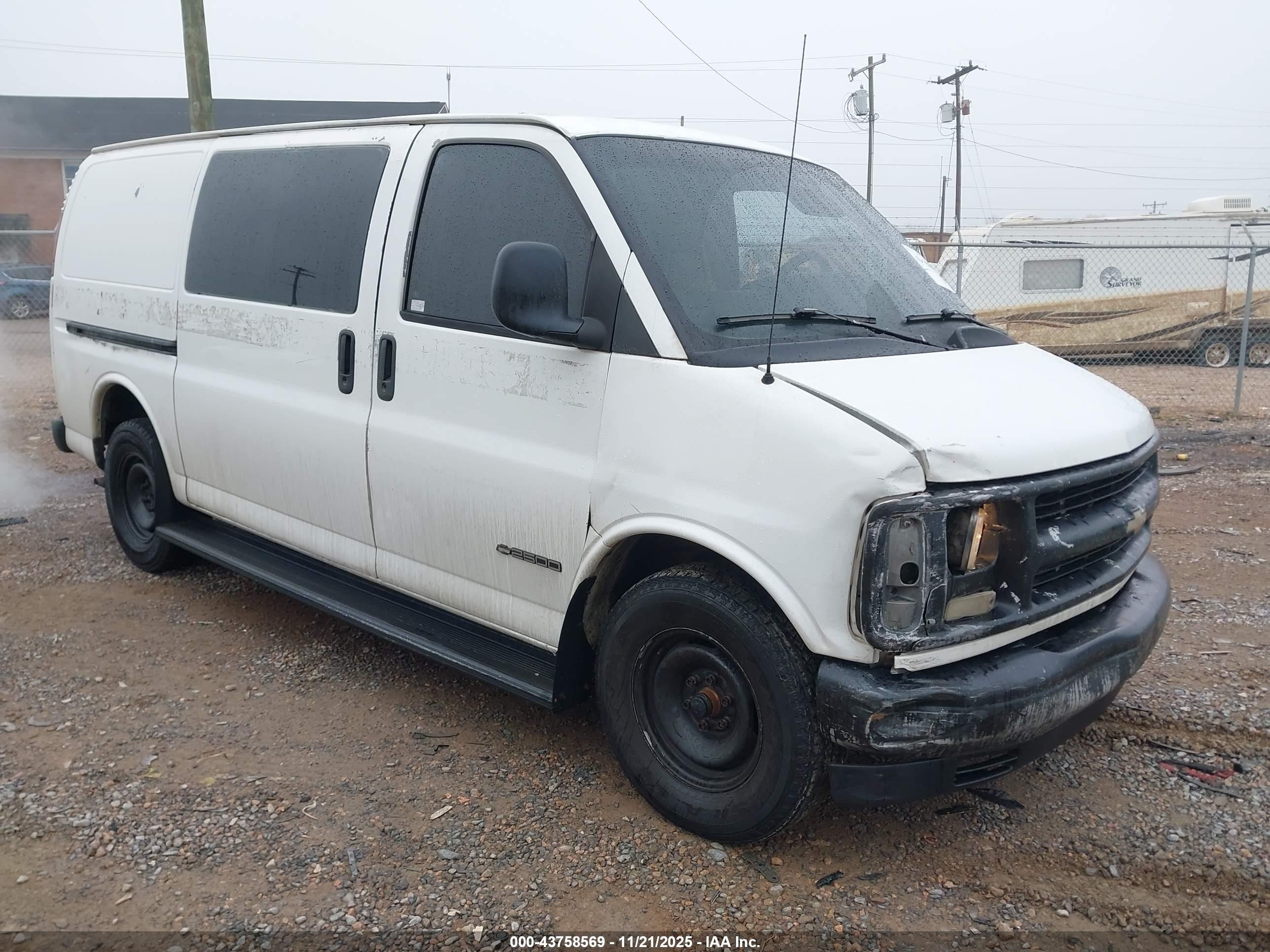2000 Chevrolet Express   White vin: 1GCFG25M0Y1230818