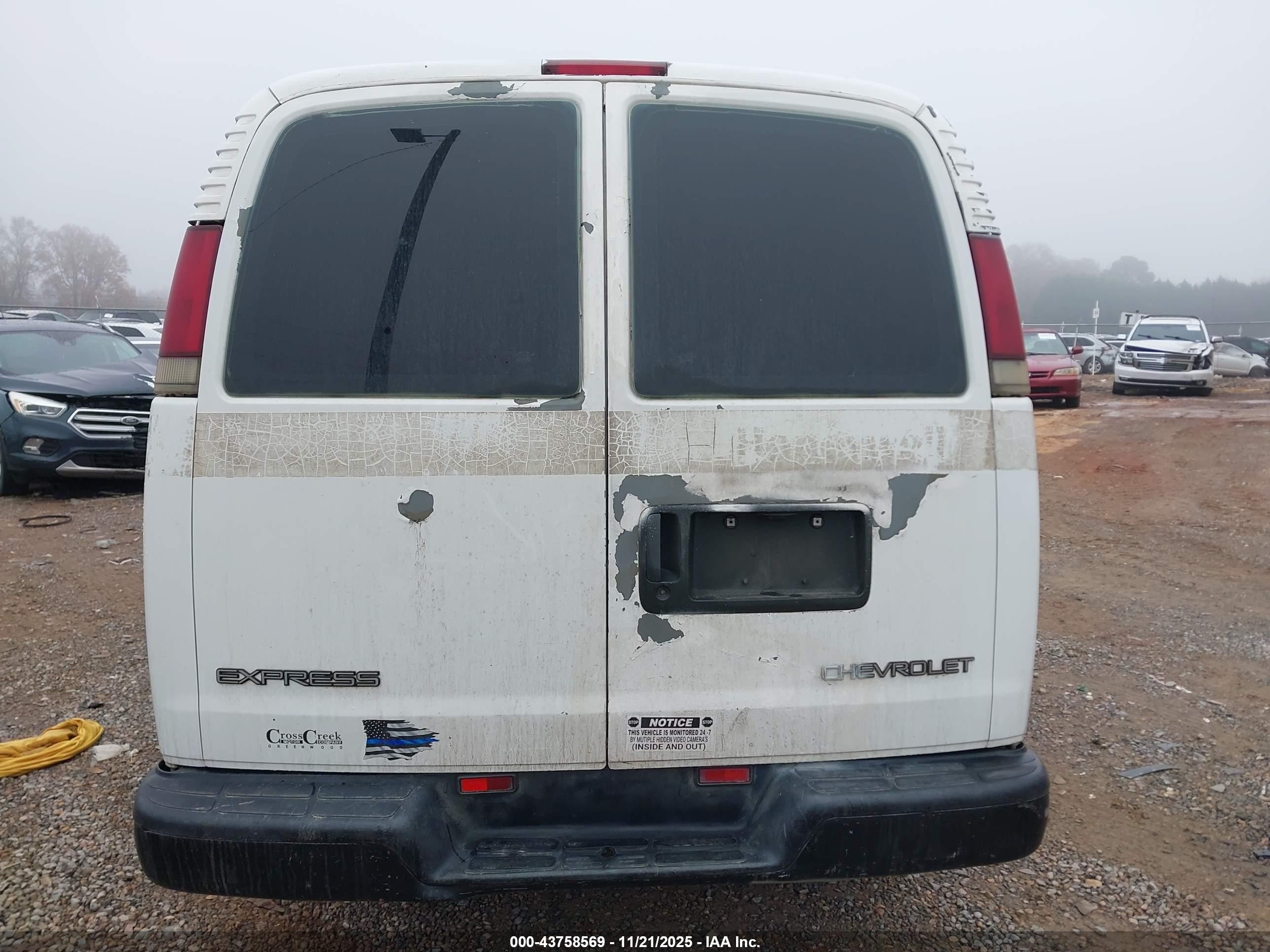 2000 Chevrolet Express   White vin: 1GCFG25M0Y1230818