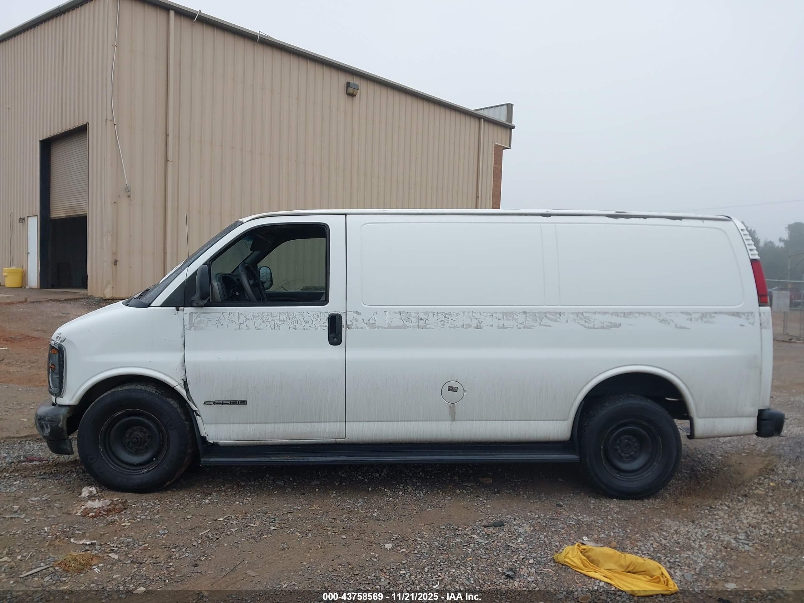 2000 Chevrolet Express   White vin: 1GCFG25M0Y1230818
