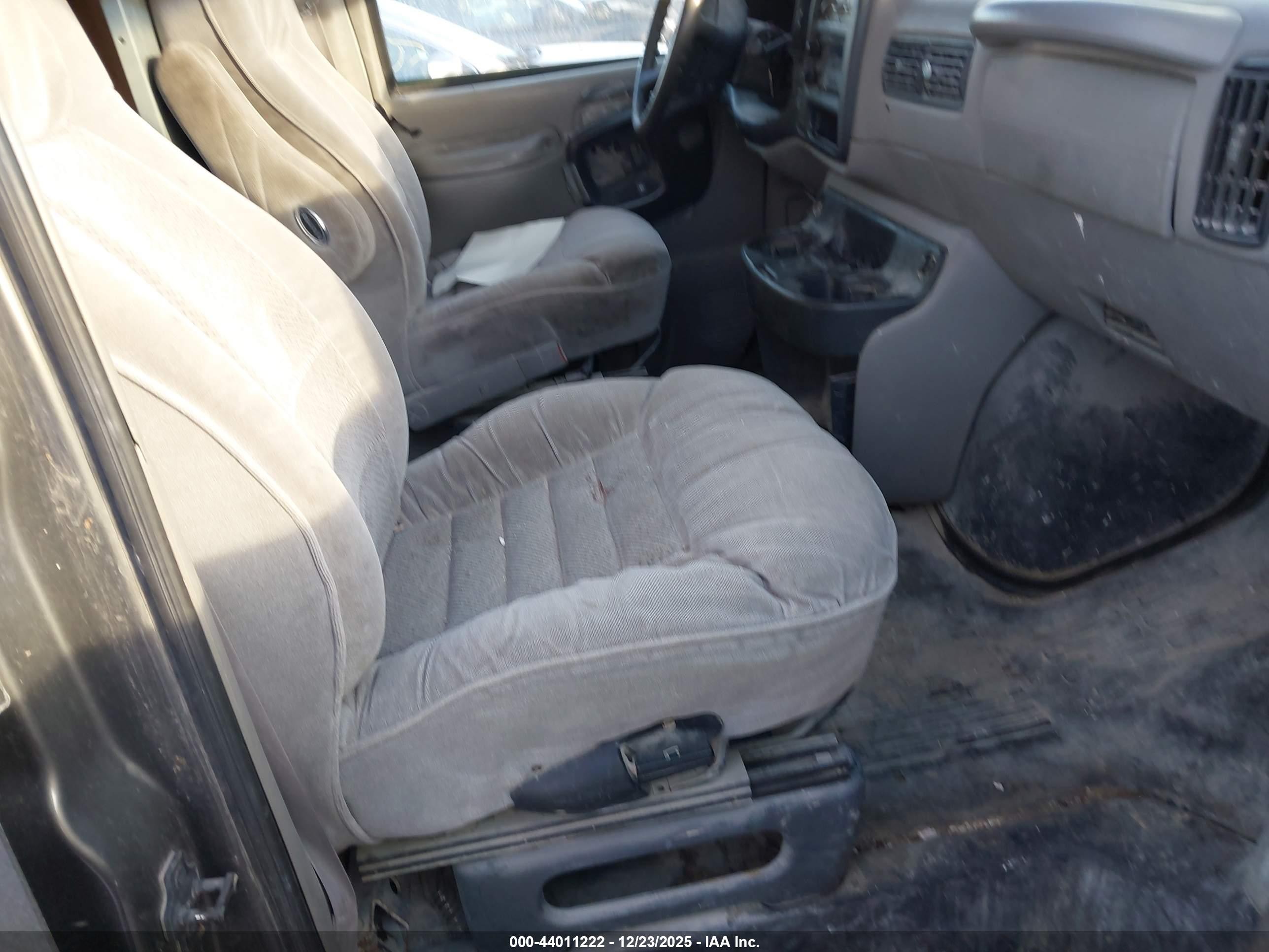 1998 Chevrolet Chevy Van G2500 Silver vin: 1GCFG25M7W1105554