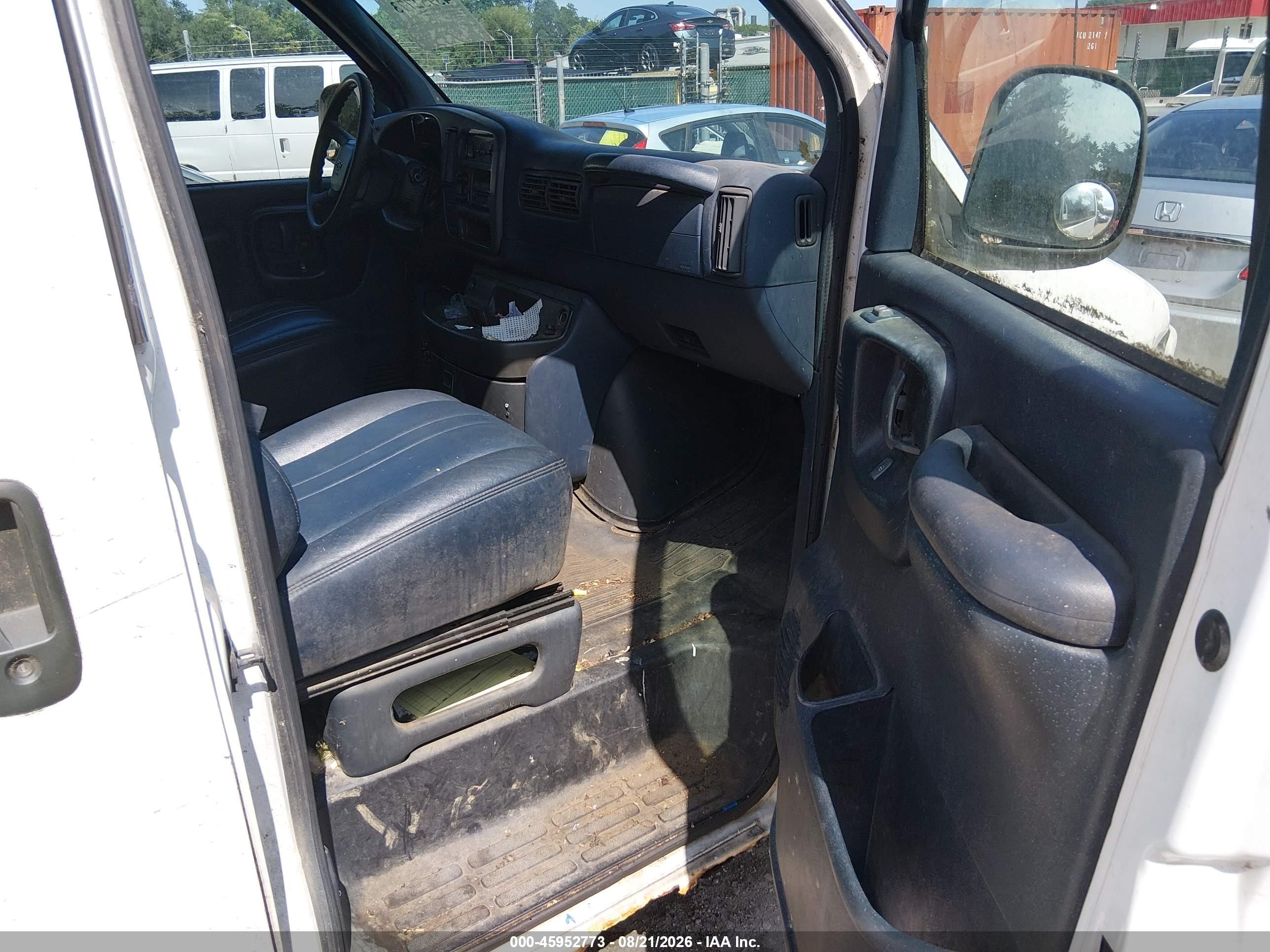 2000 Chevrolet Express   White vin: 1GCFG25R7Y1212716