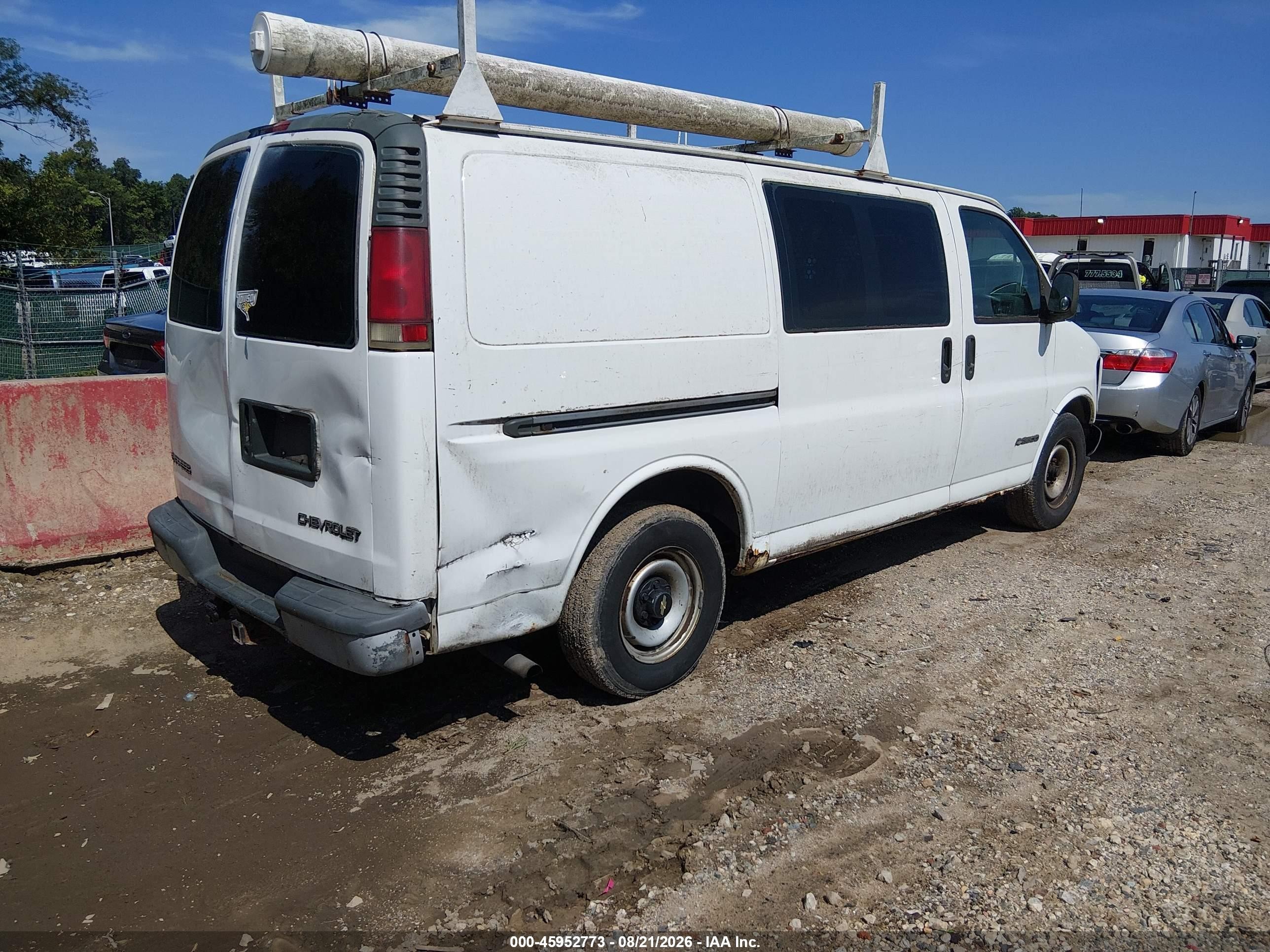 2000 Chevrolet Express   White vin: 1GCFG25R7Y1212716
