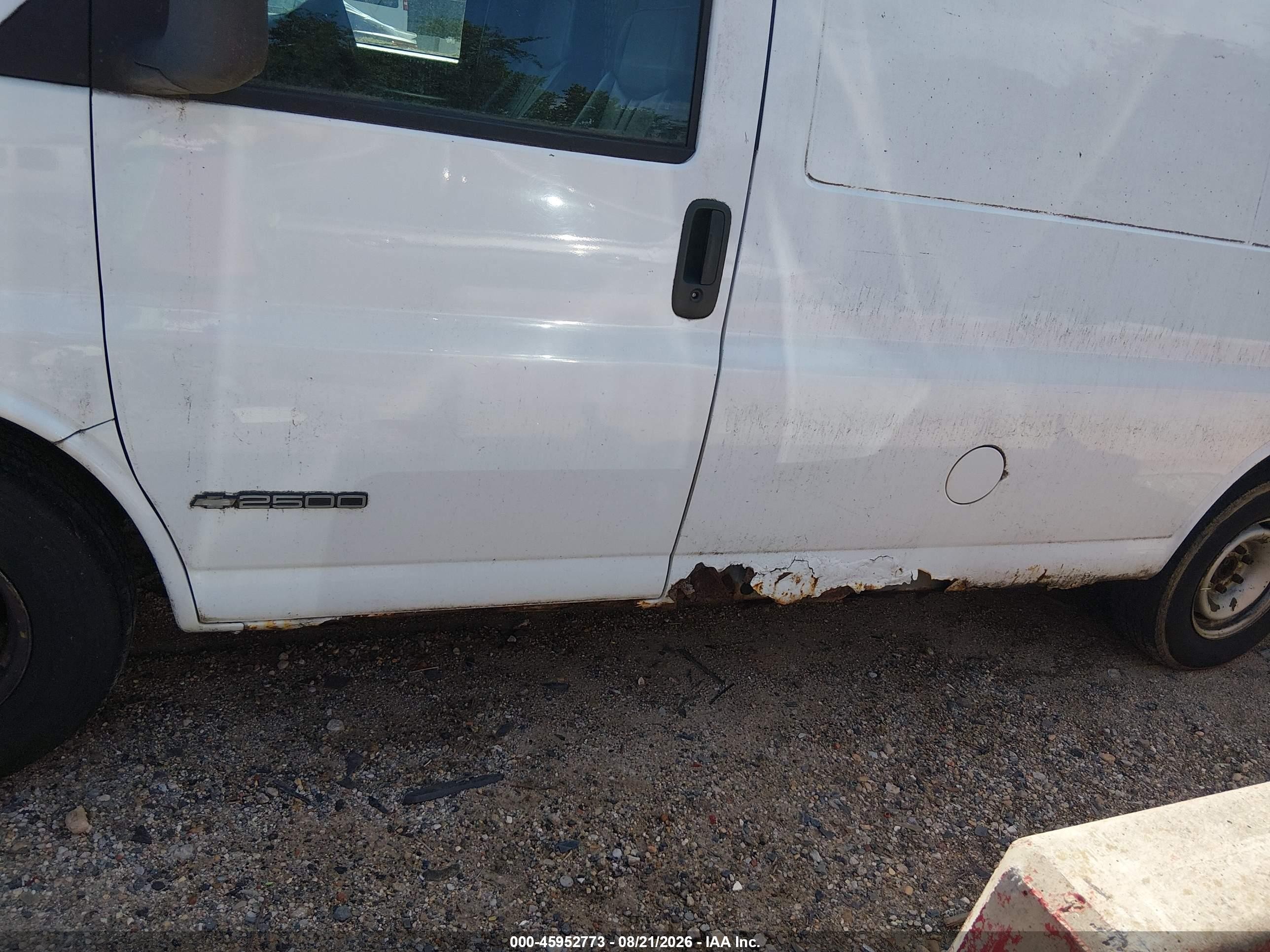2000 Chevrolet Express   White vin: 1GCFG25R7Y1212716