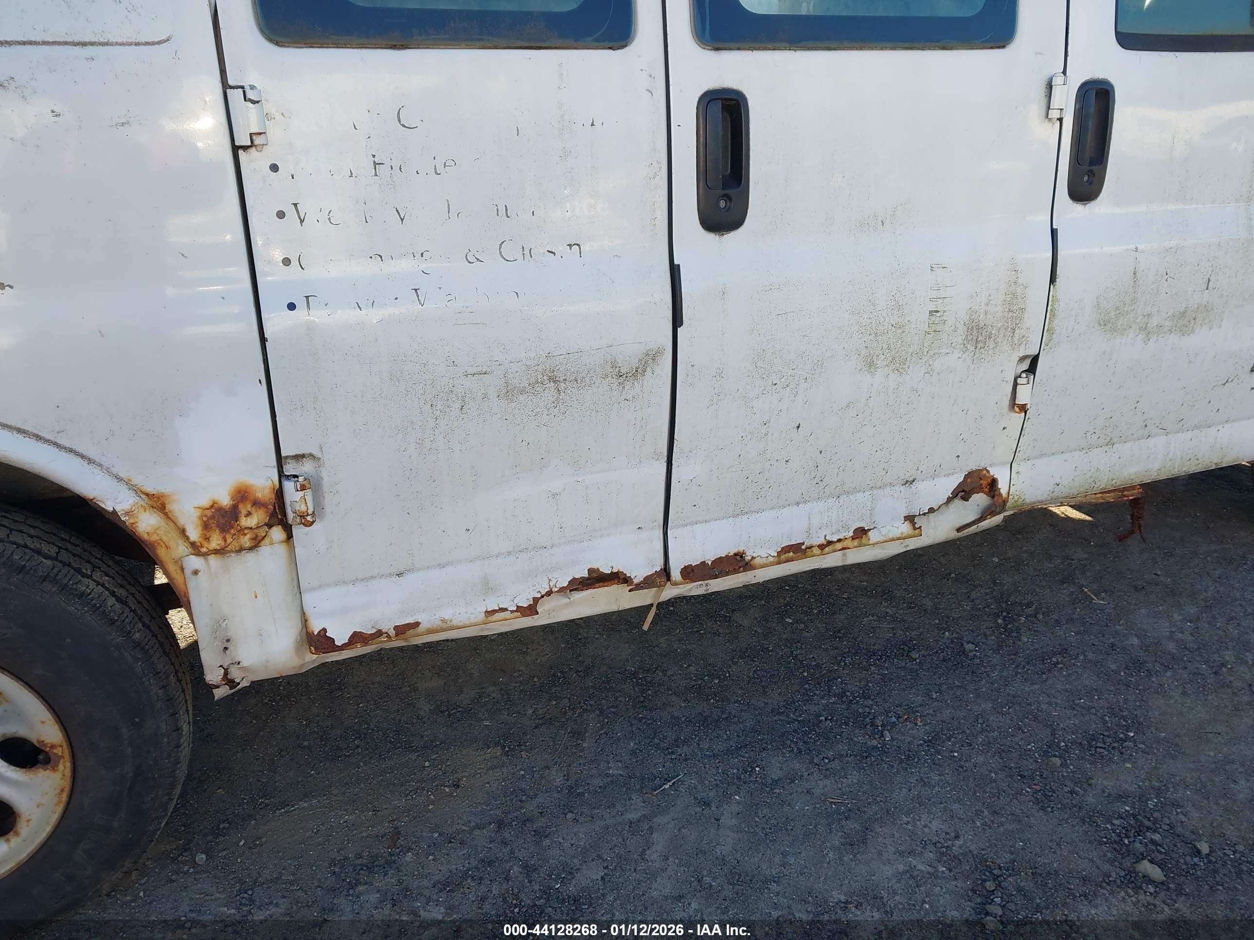 2003 Chevrolet Express   White vin: 1GCFG25T631138337