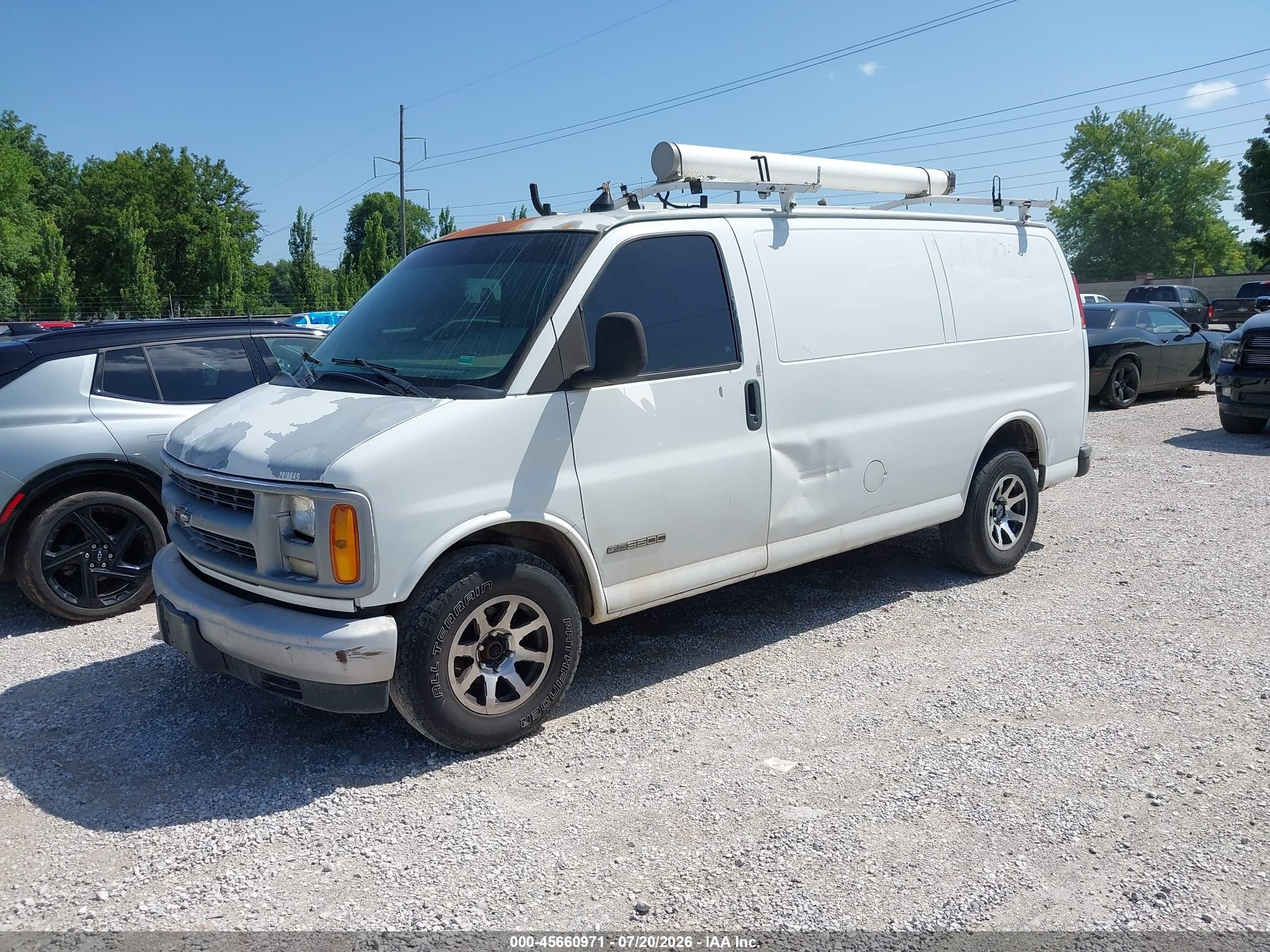 2000 Chevrolet Express   White vin: 1GCFG25W0Y1196364