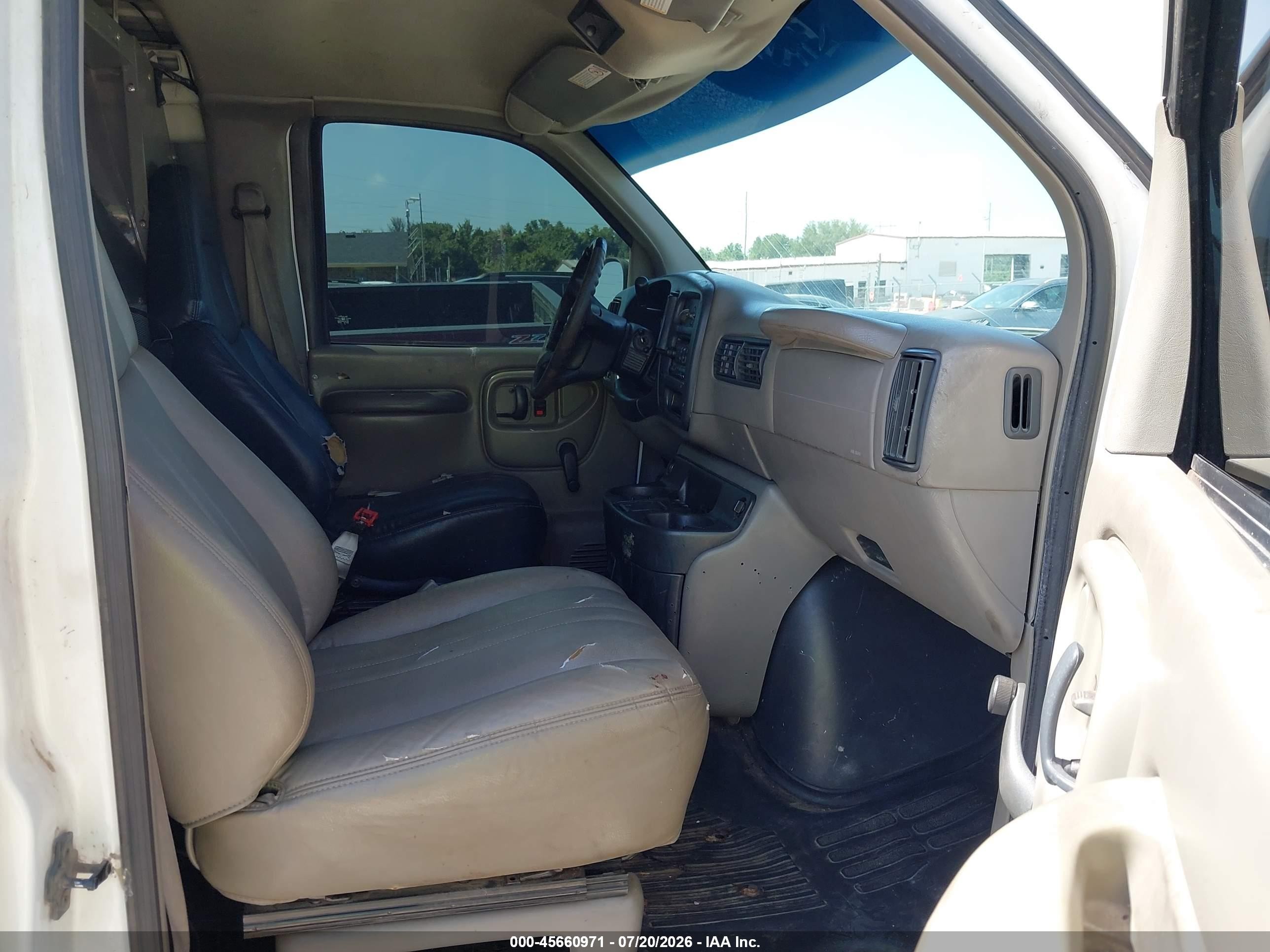2000 Chevrolet Express   White vin: 1GCFG25W0Y1196364