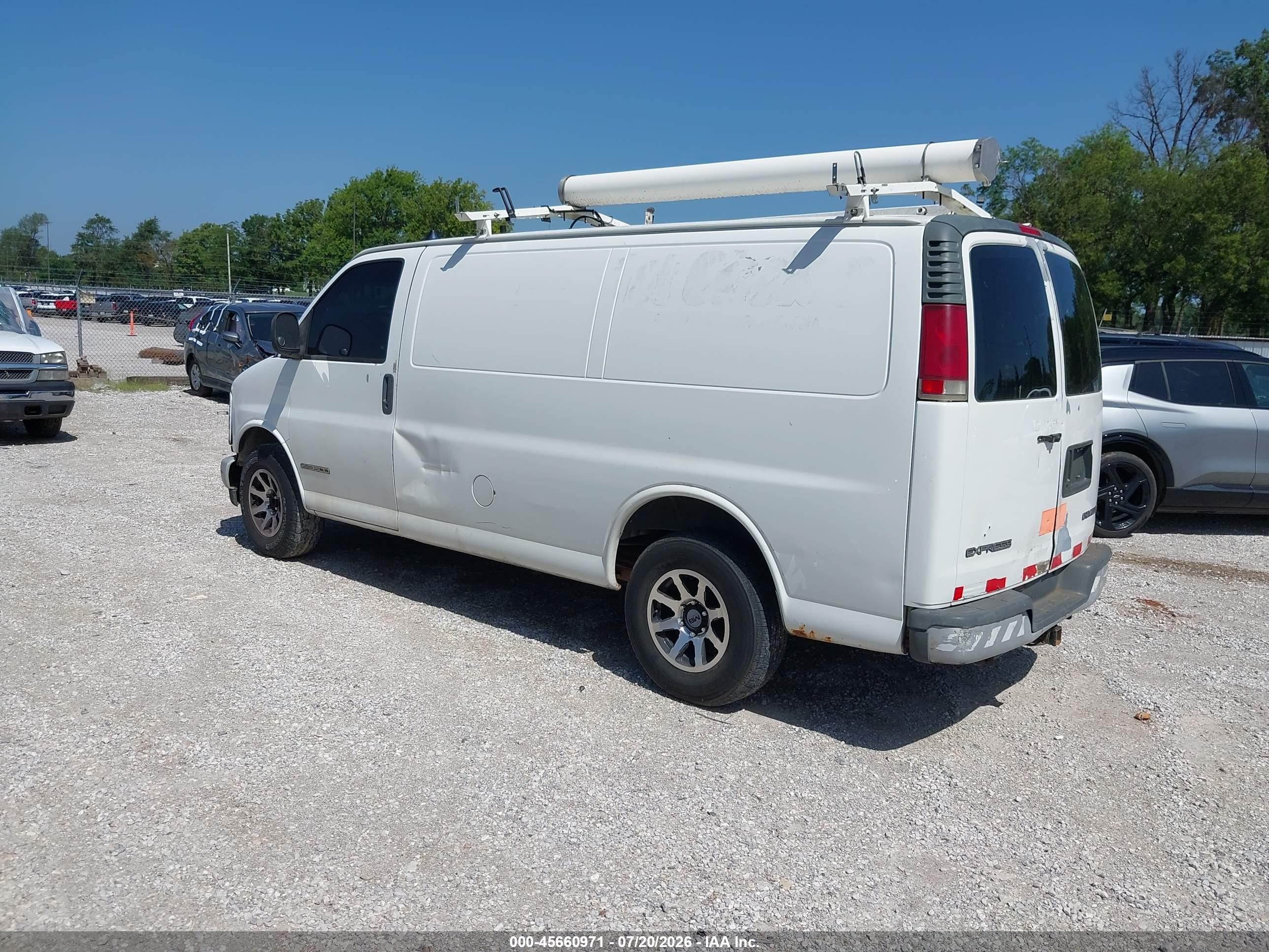 2000 Chevrolet Express   White vin: 1GCFG25W0Y1196364