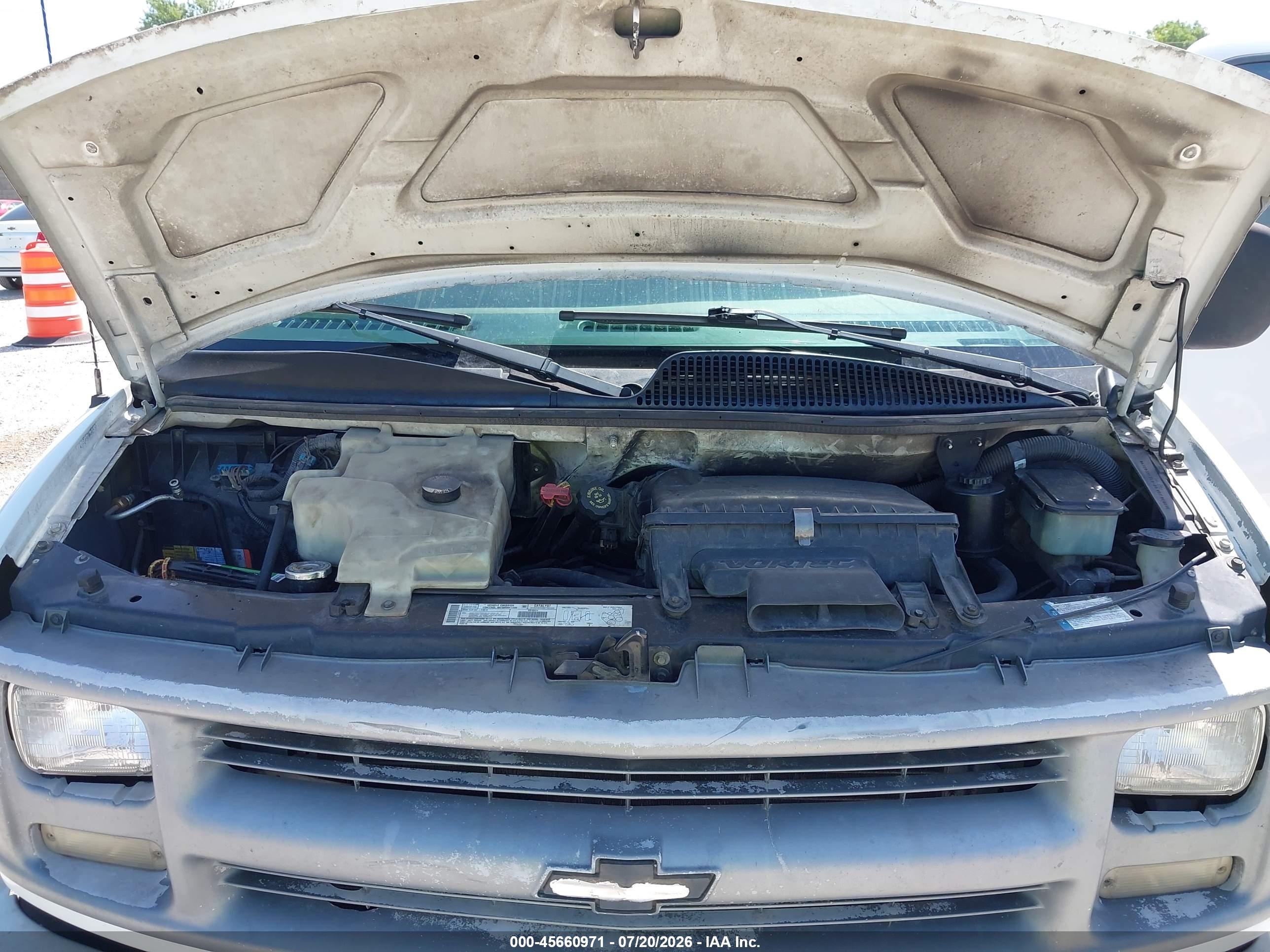 2000 Chevrolet Express   White vin: 1GCFG25W0Y1196364
