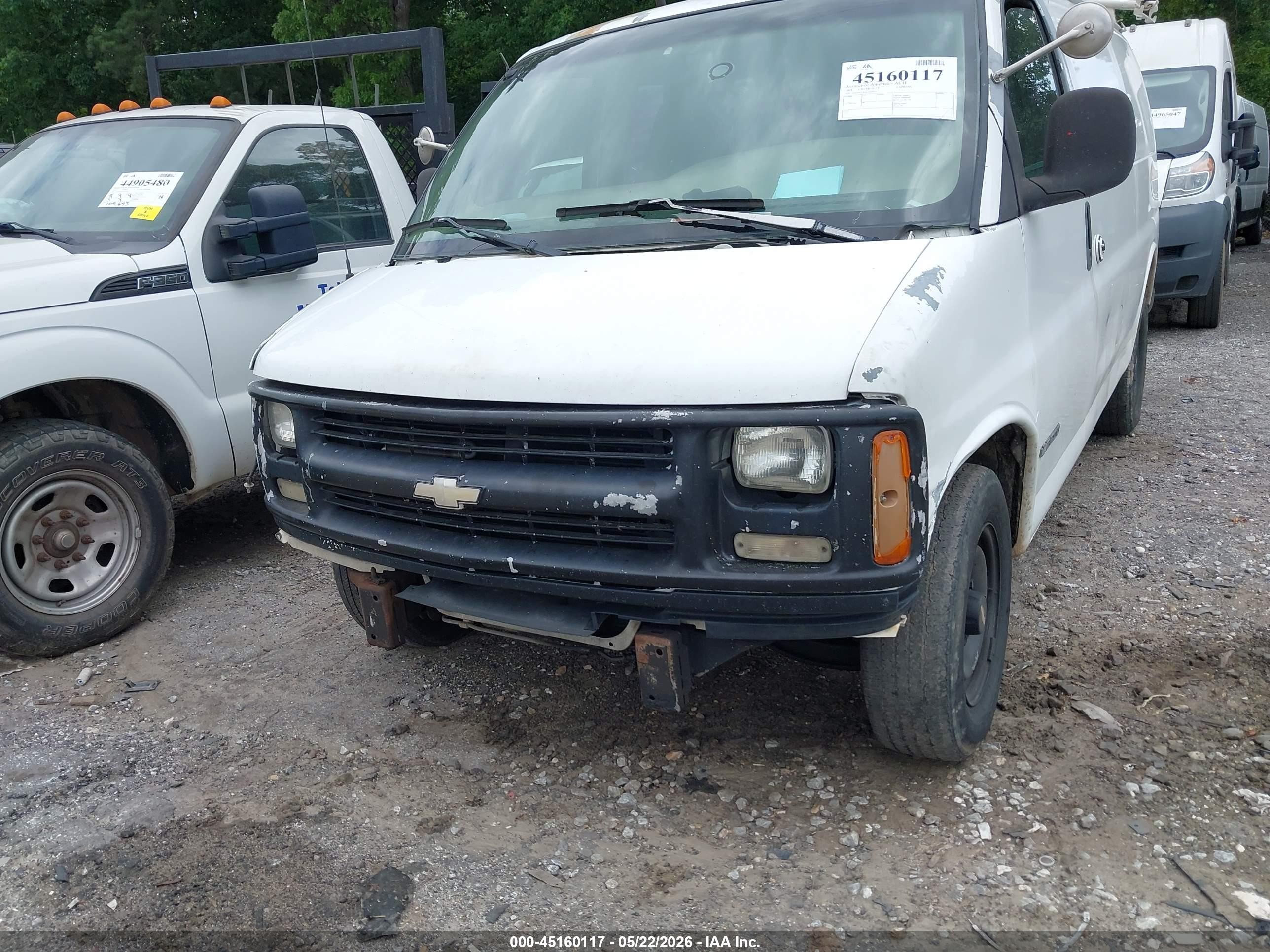 2001 Chevrolet Express   White vin: 1GCFG25W111144425