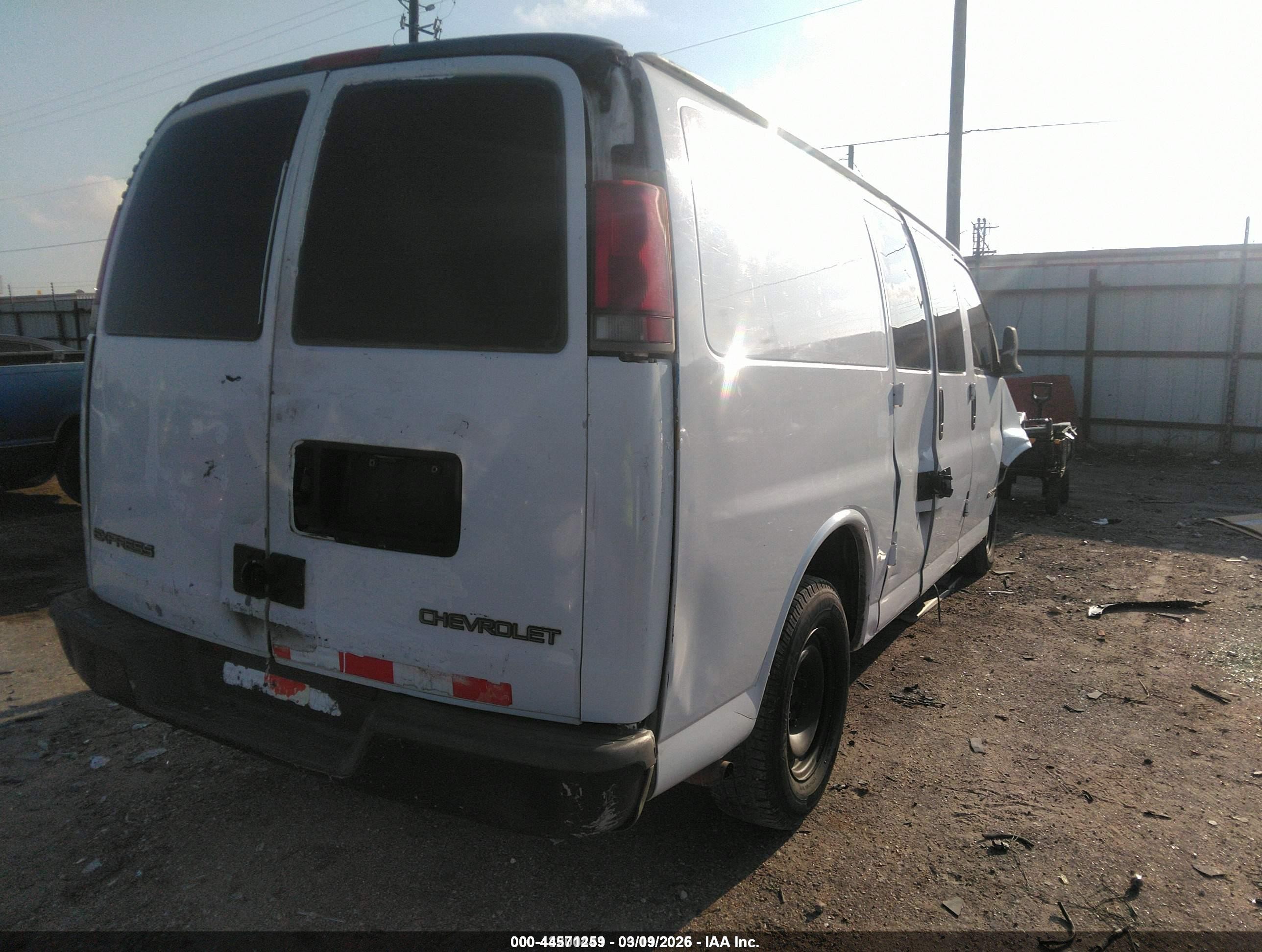1999 Chevrolet Express   White vin: 1GCFG25W6X1036312