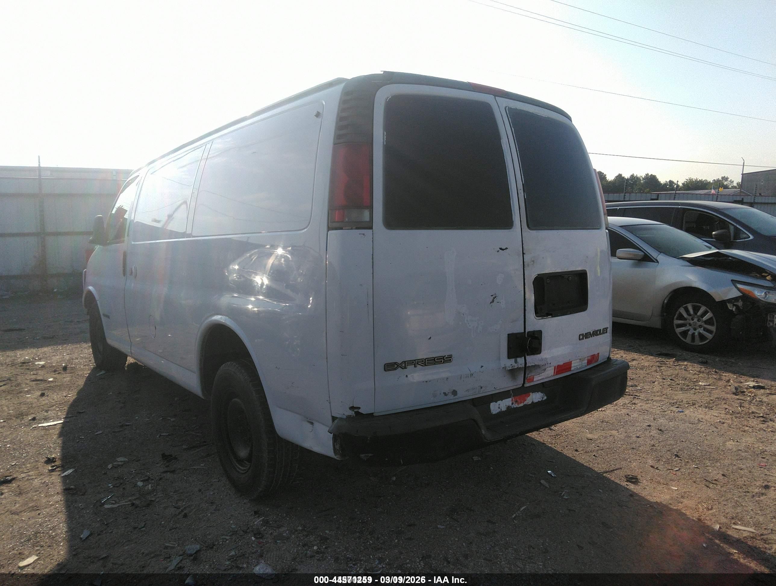 1999 Chevrolet Express   White vin: 1GCFG25W6X1036312