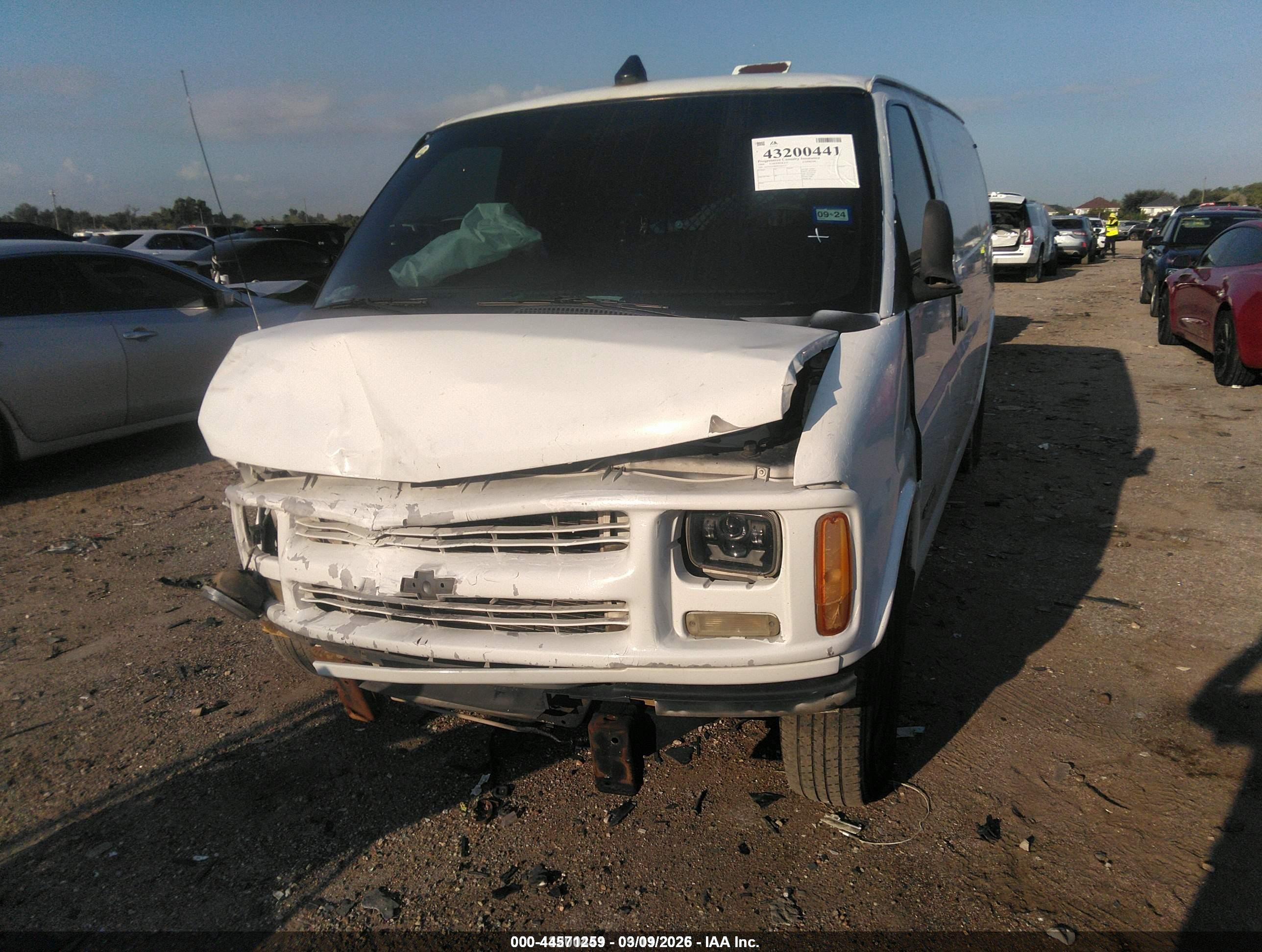 1999 Chevrolet Express   White vin: 1GCFG25W6X1036312