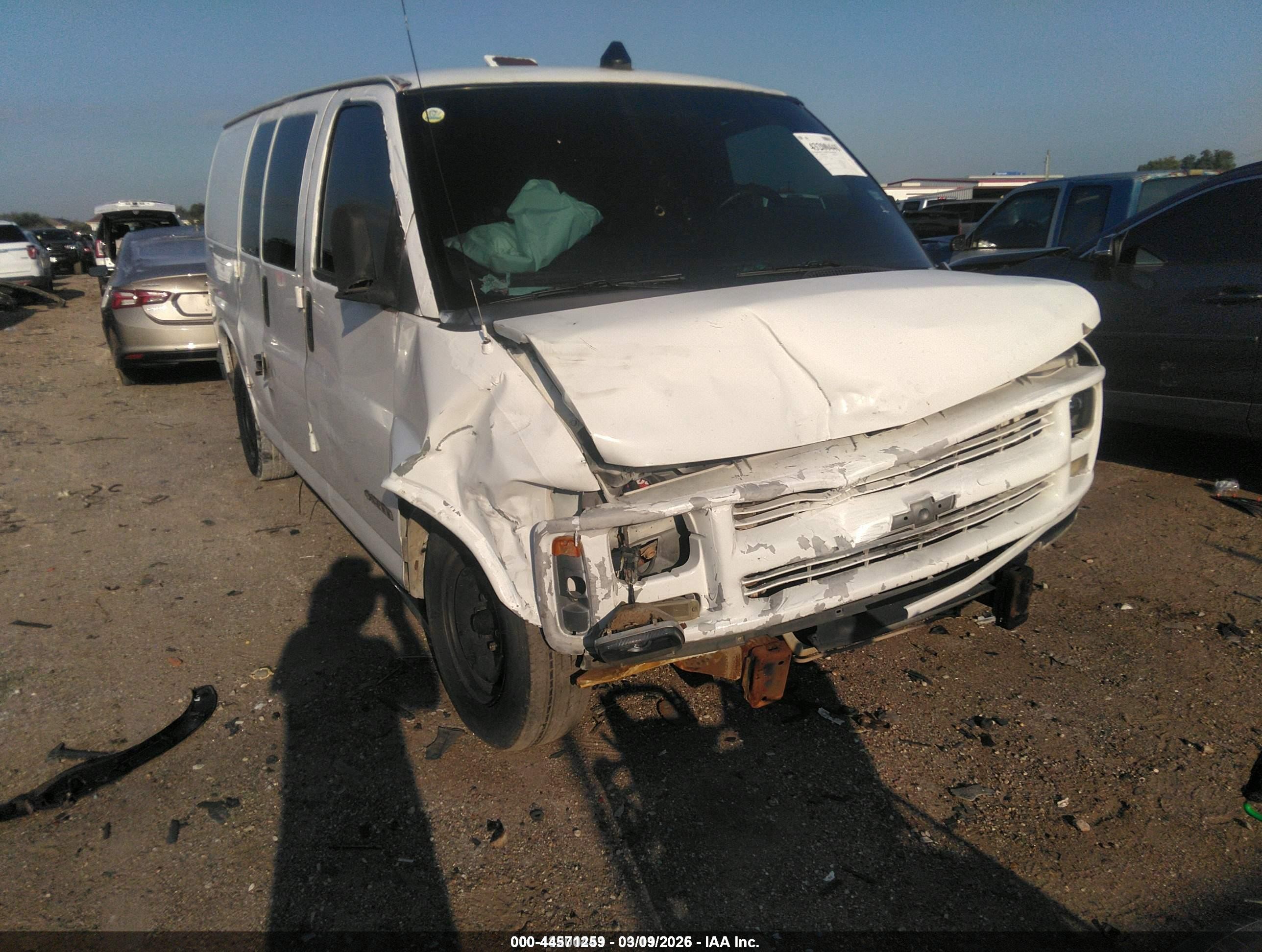1999 Chevrolet Express   White vin: 1GCFG25W6X1036312