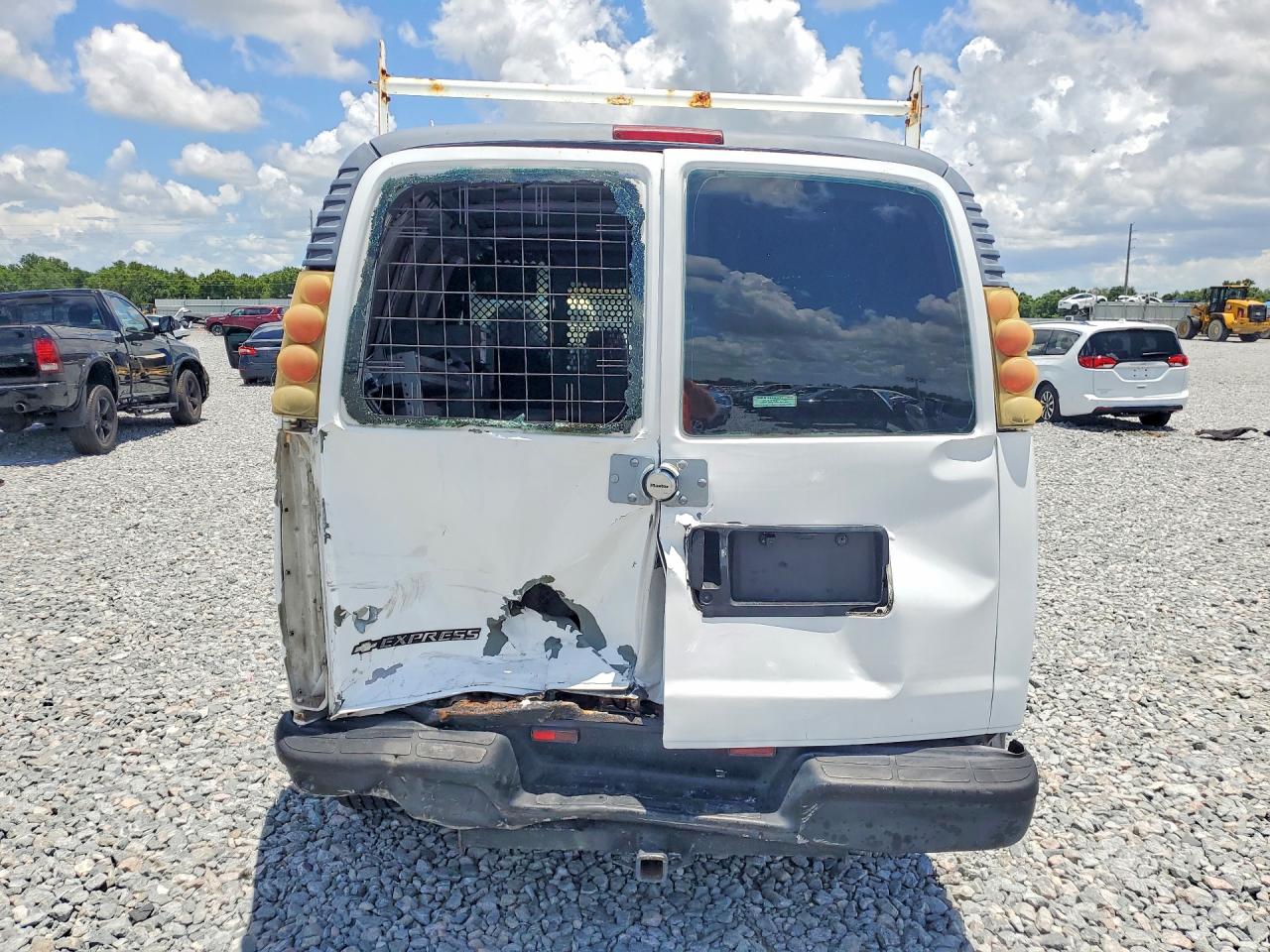 1999 Chevrolet Express G2500 Белый vin: 1GCFG25W6X1039758