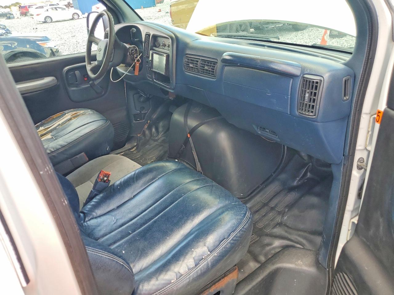 1999 Chevrolet Express G2500 Белый vin: 1GCFG25W6X1039758