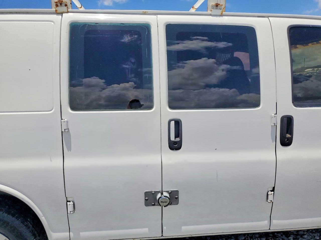 1999 Chevrolet Express G2500 Белый vin: 1GCFG25W6X1039758