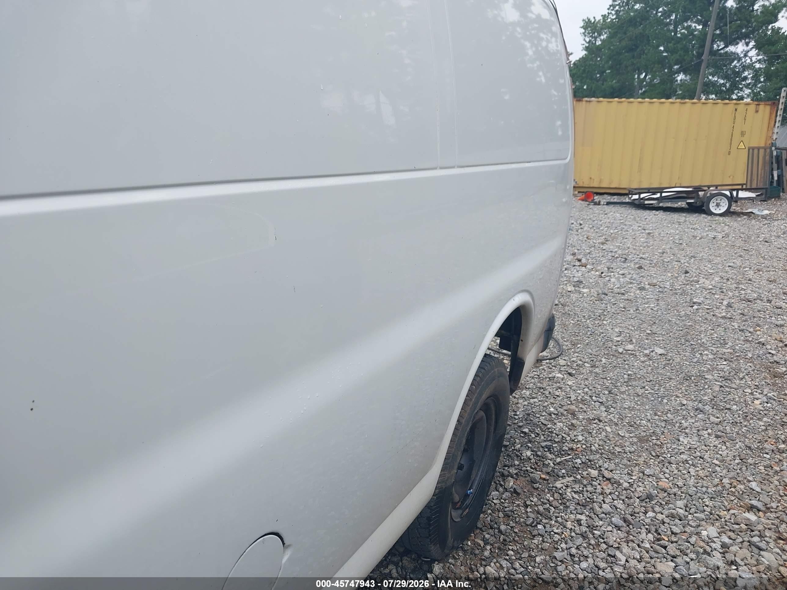 2001 Chevrolet Express   White vin: 1GCFG25W711145210