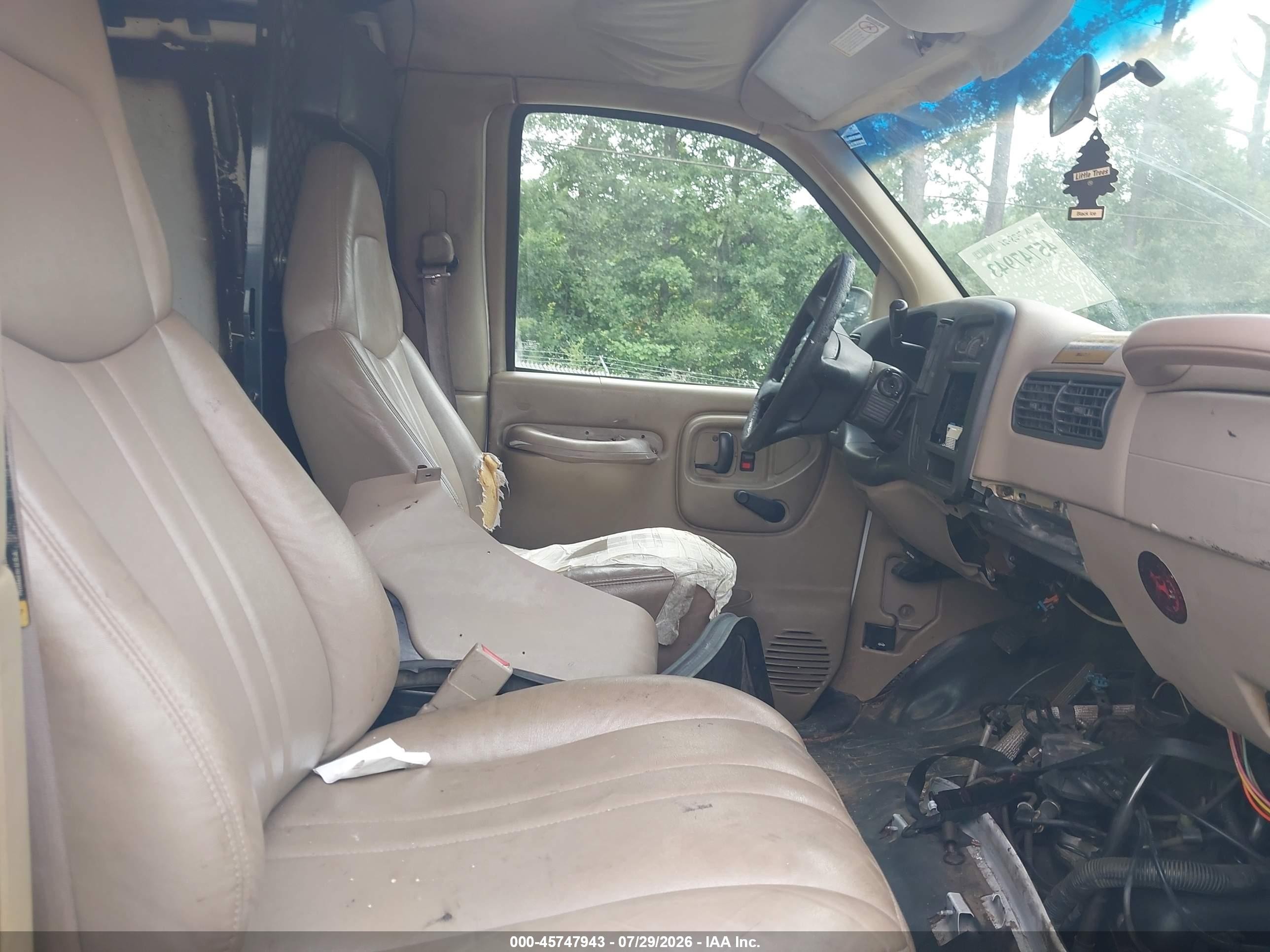 2001 Chevrolet Express   White vin: 1GCFG25W711145210