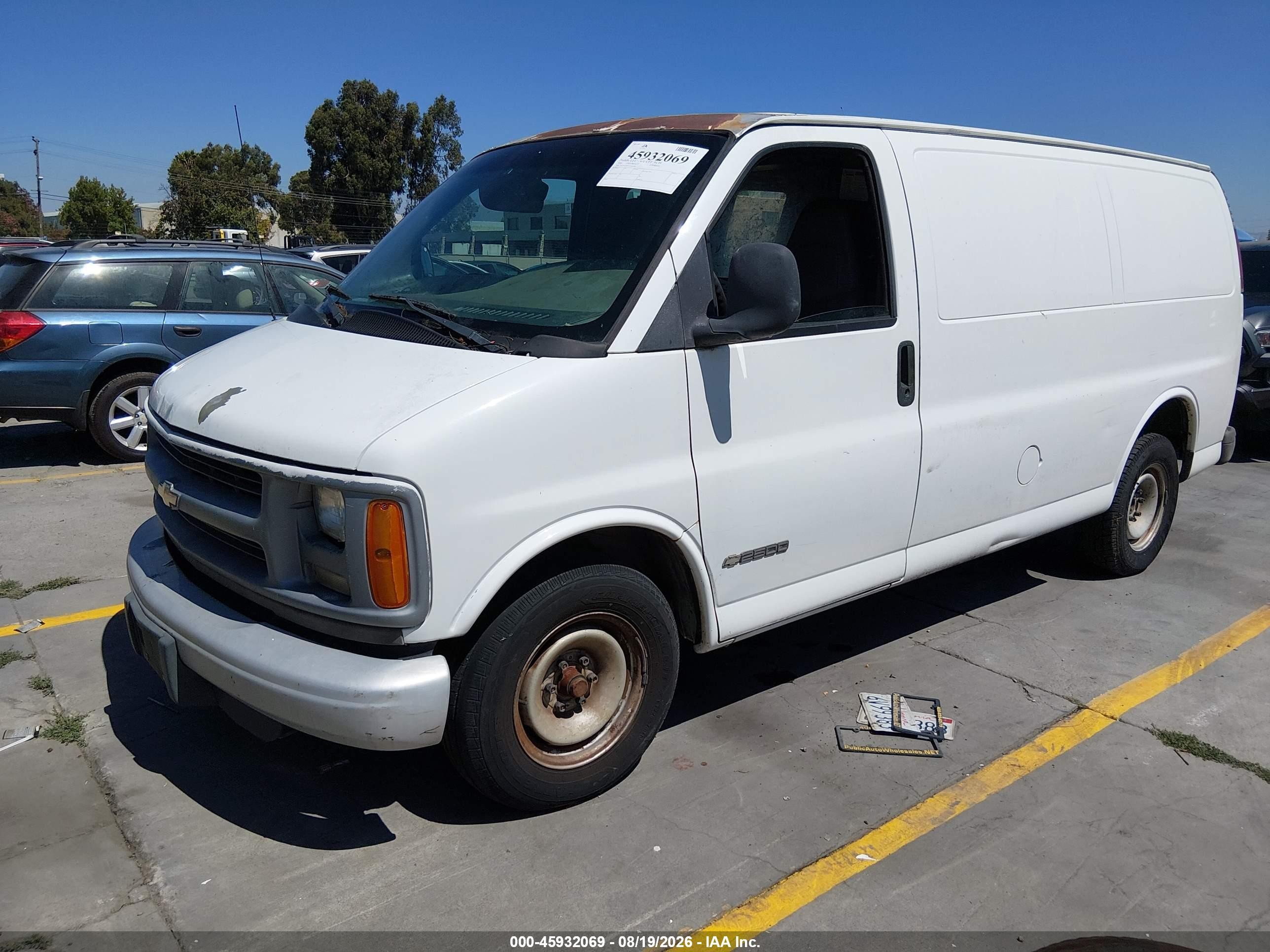 2000 Chevrolet Express   White vin: 1GCFG25W7Y1158744