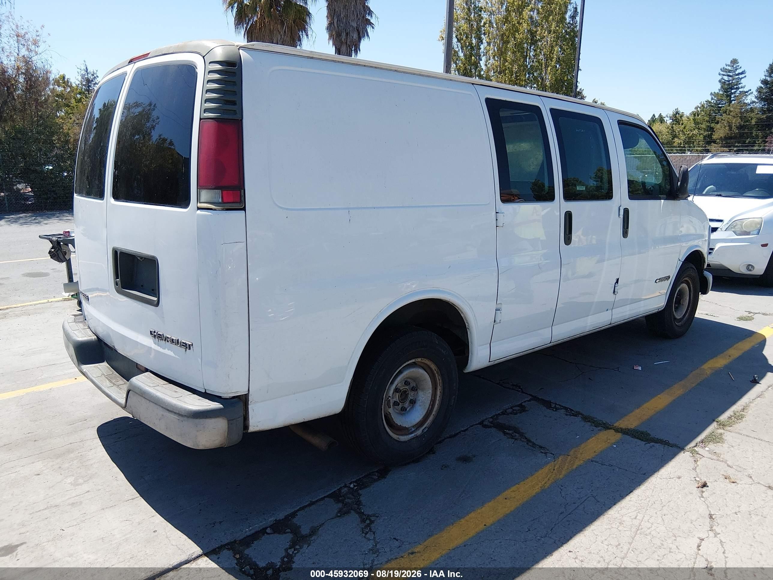 2000 Chevrolet Express   White vin: 1GCFG25W7Y1158744