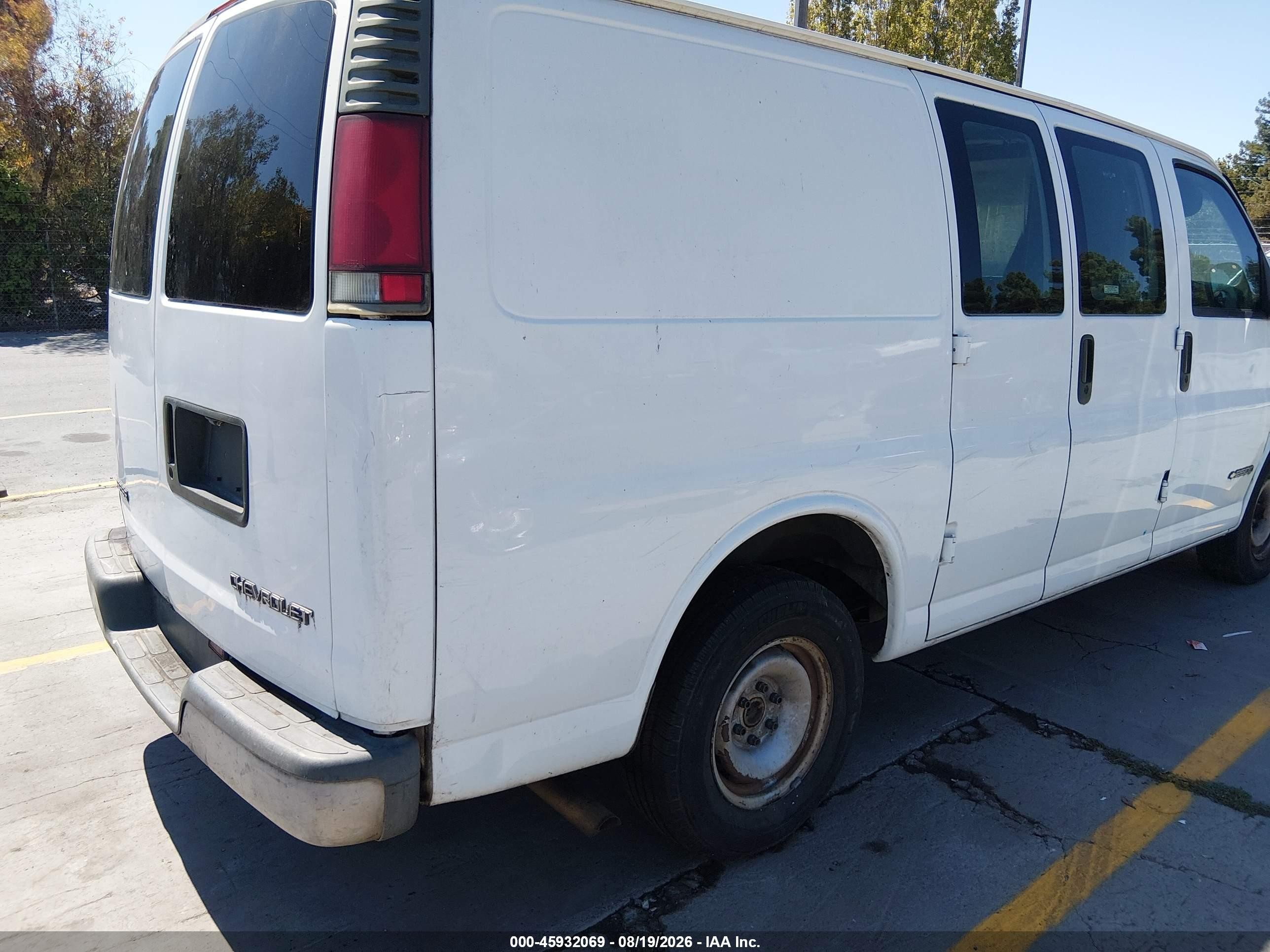2000 Chevrolet Express   White vin: 1GCFG25W7Y1158744