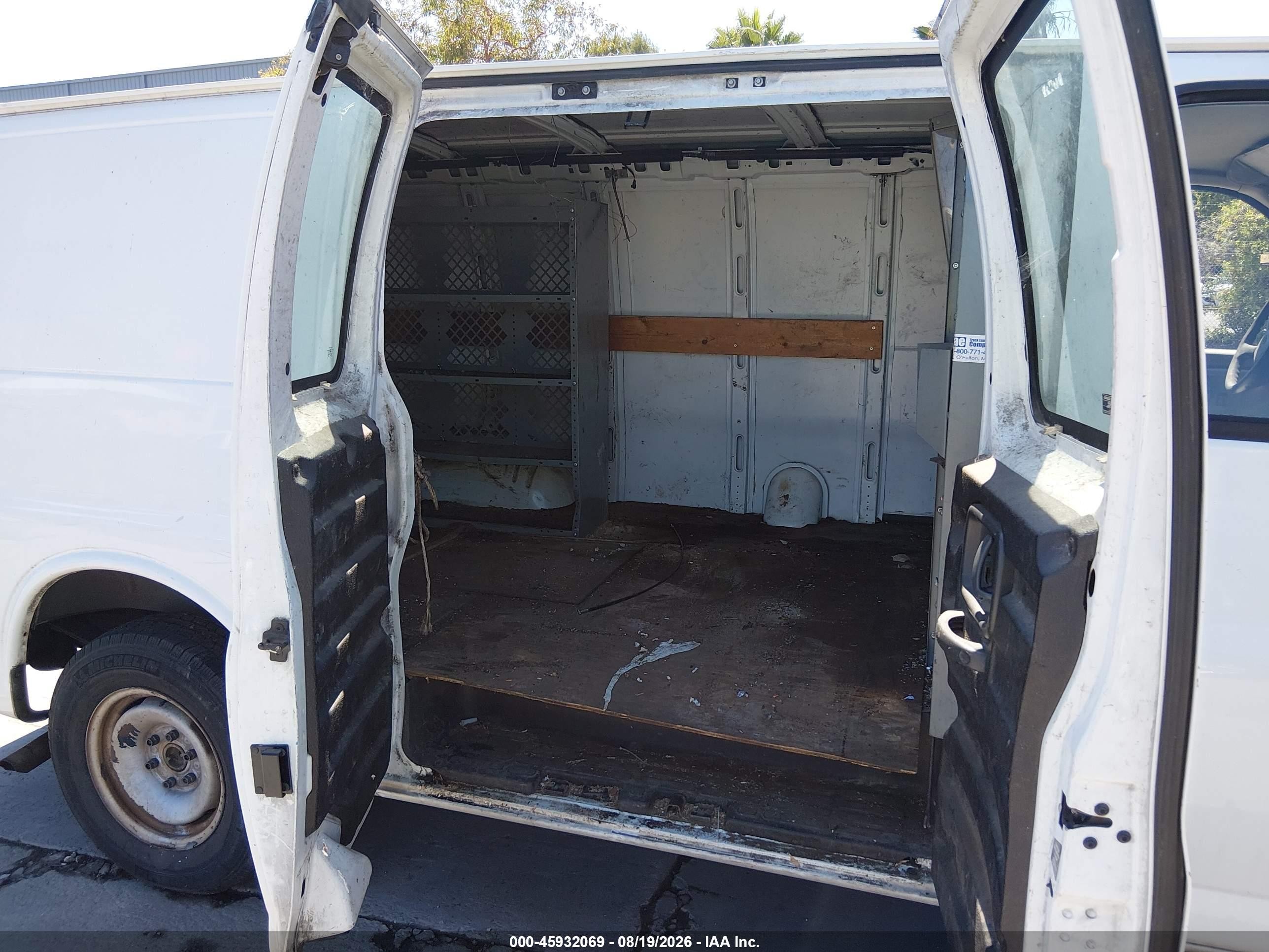 2000 Chevrolet Express   White vin: 1GCFG25W7Y1158744