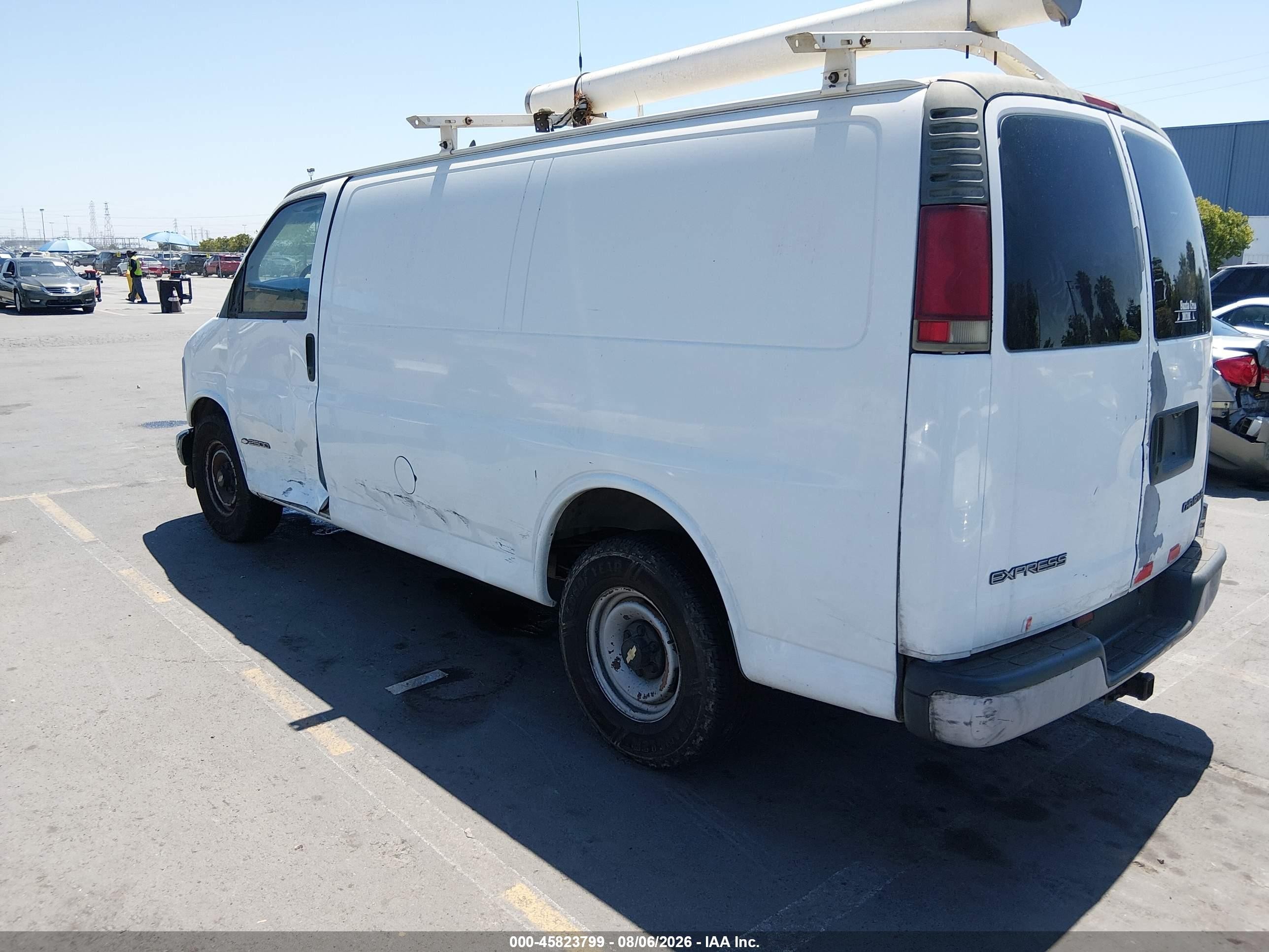 2000 Chevrolet Express   White vin: 1GCFG25W8Y1138096