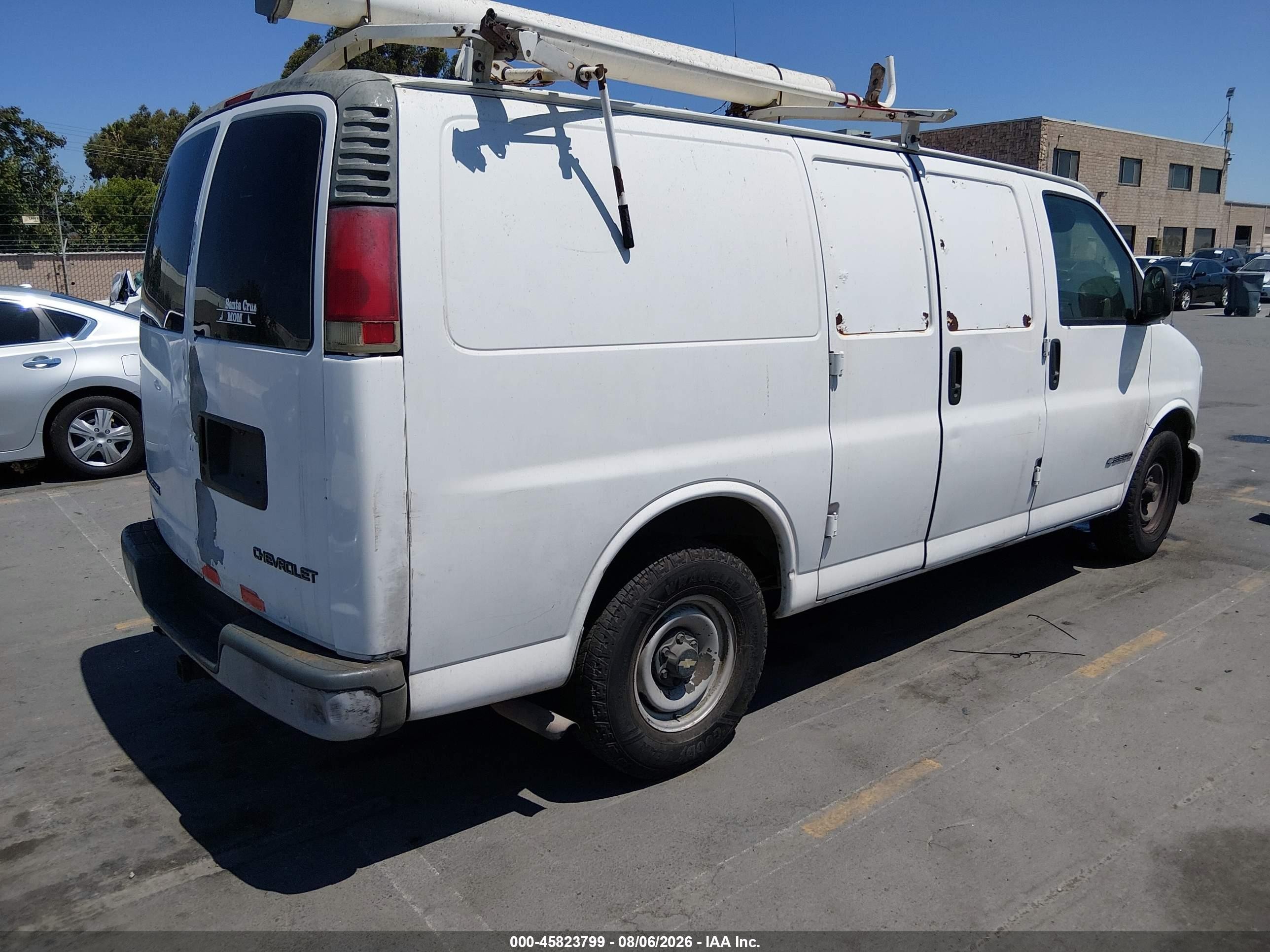 2000 Chevrolet Express   White vin: 1GCFG25W8Y1138096