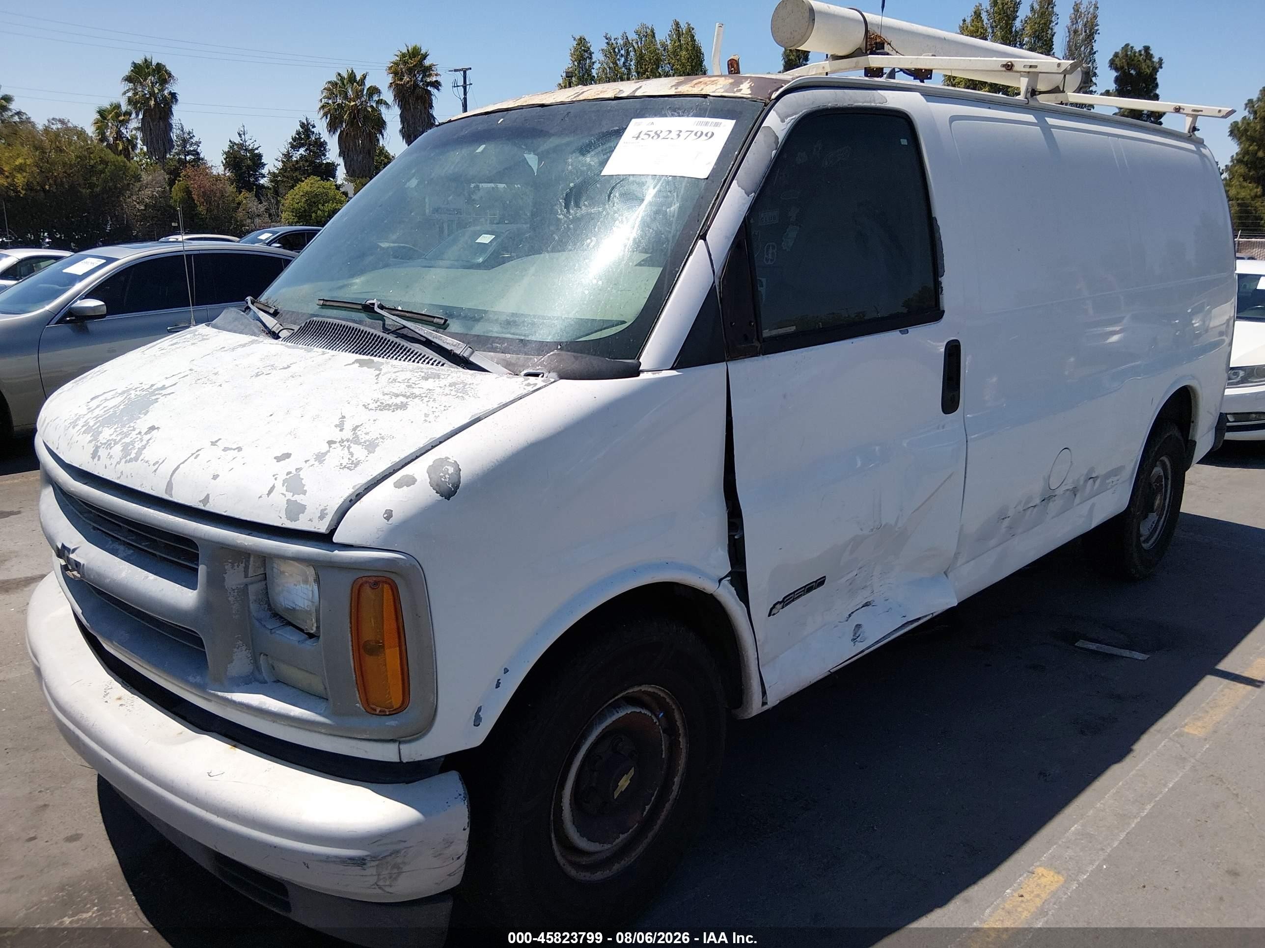 2000 Chevrolet Express   White vin: 1GCFG25W8Y1138096